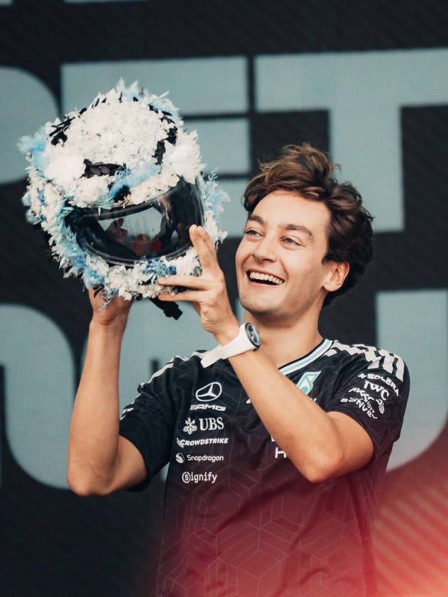 krisg7gr63's tweet photo. In love with my GR fam! Every race we have these incredible things for George!

Baku gave us the most beautiful helmet!
Malaysia gave us the fanbook and shinny beaded cap!🥹

For Singapore we already have this messages on a flag!

I am in love with the community and the family 🥹🩵🫶
