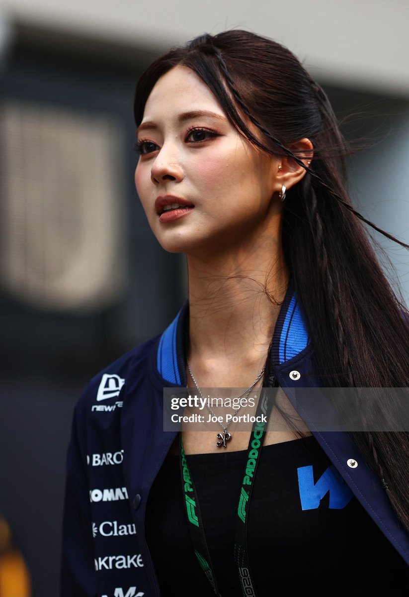 lollipoppzzz's tweet photo. Tzuyu looks stunning✨✨✨

TZUYU AT THE GRAND PRIX
TZUYU FOR WILLIAMS RACING 
#WilliamsXTzuyu #DandadanXTzuyu
#TZUYU https://t.co/P3XhpqEPse