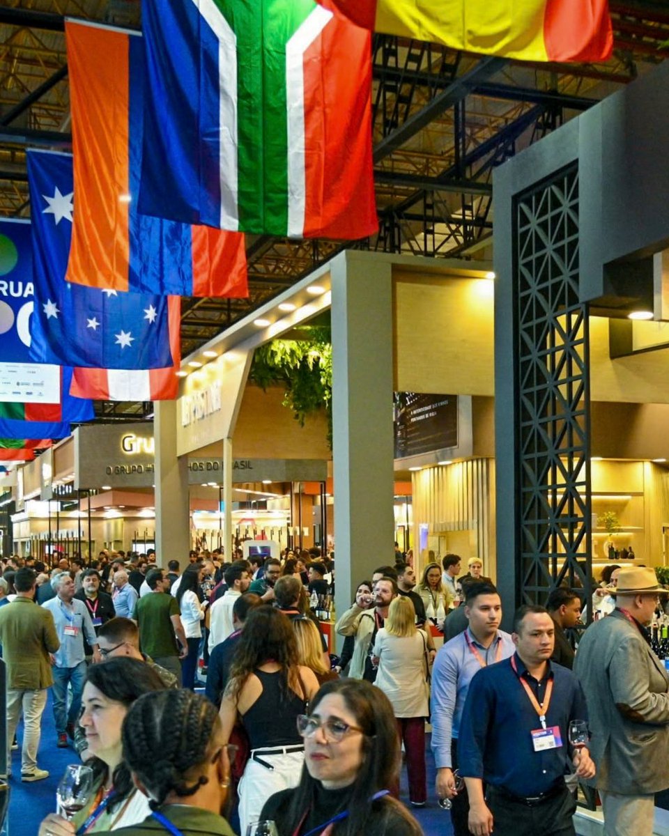 CuatroRayas's tweet photo. 🌍🍷 De la mano de @empresasjcyl , los vinos de Cuatro Rayas cruzan fronteras.

La participación en ProWine São Paulo permite seguir acercando los vinos de #BodegaCuatroRayas a nuevos mercados internacionales y compartir la identidad de la D.O. Rueda más allá de nuestras fronteras.

Una oportunidad para poner en valor el trabajo de nuestras socias y socios viticultores, la personalidad de los vinos y el potencial de Castilla y León en el panorama vitivinícola internacional.

Seguimos sumando esfuerzos para llevar nuestros vinos cada vez más lejos 🤝💚