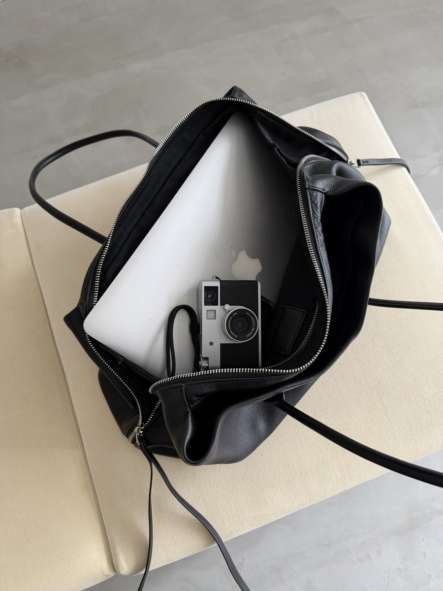 naru060708's tweet photo. "パソコンが入るレザーバック"のおすすめを聞かれた時に、毎回おすすめするのがコレ。上質でタフな牛革を使ってるのに17,000円台なのが本当にバグすぎて、もはや怖い https://t.co/8L1nKjYePD