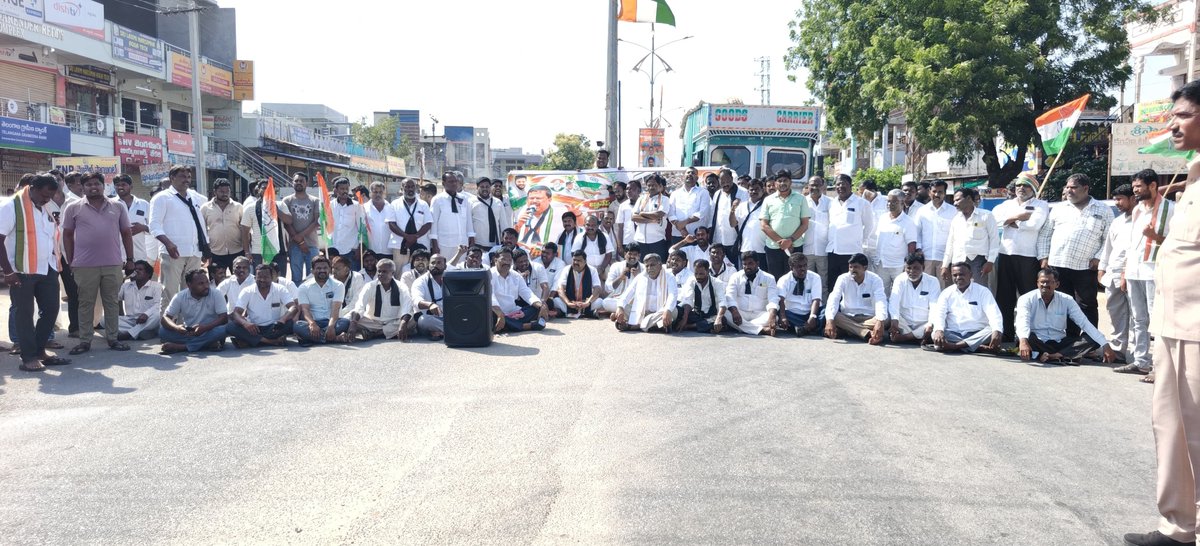balunaik_MLA's tweet photo. *ఓటు చోరీ ఆరోపణలపై కాంగ్రెస్ పోరుబాట*

*రాహుల్ గాంధీ అక్రమ అరెస్టుకు నిరసనగా చింతపల్లిలో భారీ ధర్నా*

*ప్రజల ఓటు హక్కును కాపాడుకోవడం కోసం ఎంతటి పోరాటానికైనా సిద్ధం*

*SIR ప్రక్రియపై అనుమానాలకు ఎన్నికల సంఘమే సమాధానం చెప్పాలి*

*CEC జ్ఞానేష్ కుమార్ రాజీనామా చేయాలి: ఎమ్మెల్యే బాలు నాయక్*

*చింతపల్లి:* ప్రజాస్వామ్యానికి మూలస్తంభమైన ఓటు హక్కును కాపాడుకోవడం కోసం కాంగ్రెస్ పార్టీ ఎంతటి పోరాటానికైనా సిద్ధంగా ఉంటుందని దేవరకొండ ఎమ్మెల్యే *నేనావత్ బాలు నాయక్* అన్నారు. ఓటర్ల జాబితా సవరణ పేరుతో జరుగుతున్న *SIR ప్రక్రియపై కాంగ్రెస్ లేవనెత్తుతున్న అనుమానాలకు ఎన్నికల సంఘం స్పష్టమైన సమాధానం ఇవ్వాలని* డిమాండ్ చేశారు.

ఢిల్లీలో జంతర్ మంతర్ వైపు నిరసనకు వెళ్తున్న కాంగ్రెస్ అగ్రనేత, లోక్‌సభ ప్రతిపక్ష నేత *రాహుల్ గాంధీతో పాటు ఇతర ప్రతిపక్ష నేతలను పోలీసులు అదుపులోకి తీసుకున్న ఘటనకు నిరసనగా* గురువారం చింతపల్లి మండల కేంద్రంలోని ఎక్స్‌రోడ్డులో ఎమ్మెల్యే బాలు నాయక్ ఆధ్వర్యంలో మండల కాంగ్రెస్ పార్టీ నాయకులు, కార్యకర్తలు భారీ ధర్నా నిర్వహించారు.

ఈ సందర్భంగా ఎమ్మెల్యే బాలు నాయక్ మాట్లాడుతూ.. *ప్రజల ఓటు హక్కుపై ప్రశ్నలు తలెత్తుతున్న సమయంలో వాటికి సమాధానాలు చెప్పాల్సిన బాధ్యత ఎన్నికల సంఘంపై ఉందన్నారు.* SIR ప్రక్రియలో అర్హులైన ఓటర్ల పేర్లు తొలగించబడుతున్నాయనే కాంగ్రెస్ ఆరోపణలపై పారదర్శకంగా వివరణ ఇవ్వాలని డిమాండ్ చేశారు. ఎన్నికల సంఘం నిష్పక్షపాతంగా వ్యవహరించాల్సిన అవసరం ఉందన్నారు.

*ఓటు ప్రజల హక్కు.. ఎవరి దయ కాదు*

దేశంలో ప్రతి అర్హుడైన పౌరుడికి ఓటు హక్కు రాజ్యాంగం కల్పించిన హక్కు అని ఎమ్మెల్యే అన్నారు. *ఒక్క అర్హుడైన ఓటరు పేరు కూడా జాబితా నుంచి అన్యాయంగా తొలగించడానికి వీల్లేదని* పేర్కొన్నారు.

ఓటర్ల జాబితాలో మార్పులు, చేర్పులు, తొలగింపులపై ప్రజలకు పూర్తి సమాచారం అందించాలని, అభ్యంతరాలకు అవకాశం కల్పించి పారదర్శకంగా ప్రక్రియను నిర్వహించాలని కోరారు.

*“ప్రజల ఓటు హక్కుతో చెలగాటం ఆడితే కాంగ్రెస్ పార్టీ చూస్తూ ఊరుకోదు. ఓటు అనేది ప్రజాస్వామ్యంలో సామాన్యుడి చేతిలో ఉన్న అత్యంత శక్తివంతమైన ఆయుధం. ఆ హక్కును కాపాడేందుకు కాంగ్రెస్ పార్టీ ప్రజల పక్షాన నిలబడుతుంది”* అని బాలు నాయక్ అన్నారు.

*SIRపై స్పష్టత ఇవ్వాలి*

SIR ప్రక్రియపై కాంగ్రెస్ పార్టీ వ్యక్తం చేస్తున్న అభ్యంతరాలు, ఓటర్ల జాబితాపై వస్తున్న ప్రశ్నలకు ఎన్నికల సంఘం సమాధానం చెప్పాలని ఎమ్మెల్యే డిమాండ్ చేశారు. ఎన్నికల సంఘం రాజ్యాంగబద్ధమైన సంస్థగా ప్రజల్లో నమ్మకాన్ని నిలబెట్టుకునేలా ప్రతి చర్య పారదర్శకంగా ఉండాలని అన్నారు.

ఓటర్ల జాబితా సవరణలో అర్హులైన ఓటర్లకు ఎలాంటి ఇబ్బందులు కలగకుండా చర్యలు తీసుకోవాలని, తమ పేర్లు జాబితాలో ఉన్నాయా లేదా అనే విషయాన్ని ప్రతి పౌరుడు పరిశీలించుకునే అవకాశం కల్పించాలని కోరారు.

*రాహుల్ గాంధీని అరెస్టు చేస్తే ఉద్యమం ఆగదు*

ప్రజాస్వామ్య హక్కుల కోసం ప్రశ్నిస్తున్న రాహుల్ గాంధీని ఢిల్లీలో పోలీసులు అదుపులోకి తీసుకోవడం ప్రజాస్వామ్య విలువలపై ప్రశ్నలు లేవనెత్తుతోందని ఎమ్మెల్యే అన్నారు. అయితే *అరెస్టులు, నిర్బంధాలతో కాంగ్రెస్ పార్టీ ఉద్యమాన్ని ఆపలేరని* స్పష్టం చేశారు.

రాహుల్ గాంధీ ప్రజల తరఫున ప్రశ్నిస్తున్నారని, ఆయన లేవనెత్తుతున్న అంశాలపై సమాధానం చెప్పాల్సింది పోయి నిరసనకారులను అడ్డుకోవడం సరైన విధానం కాదని ఎమ్మెల్యే పేర్కొన్నారు. ఢిల్లీలో రాహుల్ గాంధీ తదితర నేతలను పోలీసులు అదుపులోకి తీసుకున్నట్లు పలు జాతీయ వార్తా సంస్థలు నివేదించాయి.

*CEC జ్ఞానేష్ కుమార్ రాజీనామా చేయాలి*

*ప్రధాన ఎన్నికల కమిషనర్ జ్ఞానేష్ కుమార్‌పై వస్తున్న ఆరోపణలు, SIR ప్రక్రియపై నెలకొన్న అనుమానాల నేపథ్యంలో ఆయన నైతిక బాధ్యత వహించి రాజీనామా చేయాలని* ఎమ్మెల్యే బాలు నాయక్ డిమాండ్ చేశారు.

ఎన్నికల వ్యవస్థపై ప్రజలకు విశ్వాసం ఉండాలంటే ఎన్నికల సంఘం పూర్తిగా పారదర్శకంగా, నిష్పక్షపాతంగా వ్యవహరించాల్సిన అవసరం ఉందన్నారు. *ప్రజాస్వామ్యాన్ని, రాజ్యాంగాన్ని, ఓటు హక్కును కాపాడే విషయంలో కాంగ్రెస్ పార్టీ వెనక్కి తగ్గేది లేదని* స్పష్టం చేశారు.

*బీజేపీ ప్రభుత్వం సమాధానం చెప్పాలి*

ప్రజల ఓటు హక్కుపై ప్రతిపక్షాలు లేవనెత్తుతున్న ప్రశ్నలకు కేంద్రంలోని బీజేపీ ప్రభుత్వం, ఎన్నికల సంఘం సమాధానం చెప్పాలని ఎమ్మెల్యే డిమాండ్ చేశారు. రాజకీయ ప్రయోజనాల కోసం ఓటర్ల జాబితా ప్రక్రియను ప్రభావితం చేస్తున్నారనే అనుమానాలు ప్రజల్లో తలెత్తకుండా పూర్తి పారదర్శకత పాటించాలని కోరారు.

*“ఓటు చోరీపై ప్రశ్నిస్తే అరెస్టులు చేస్తారా? ప్రజాస్వామ్యంలో ప్రశ్నించే హక్కు ప్రతి పౌరుడికి ఉంది. ప్రజల ఓటు హక్కును కాపాడే వరకు కాంగ్రెస్ పార్టీ పోరాటం కొనసాగుతుంది. ఓటు హక్కు విషయంలో రాజీ పడే ప్రసక్తే లేదు”* అని ఎమ్మెల్యే బాలు నాయక్ హెచ్చరించారు.

#rahulgandhi #pm