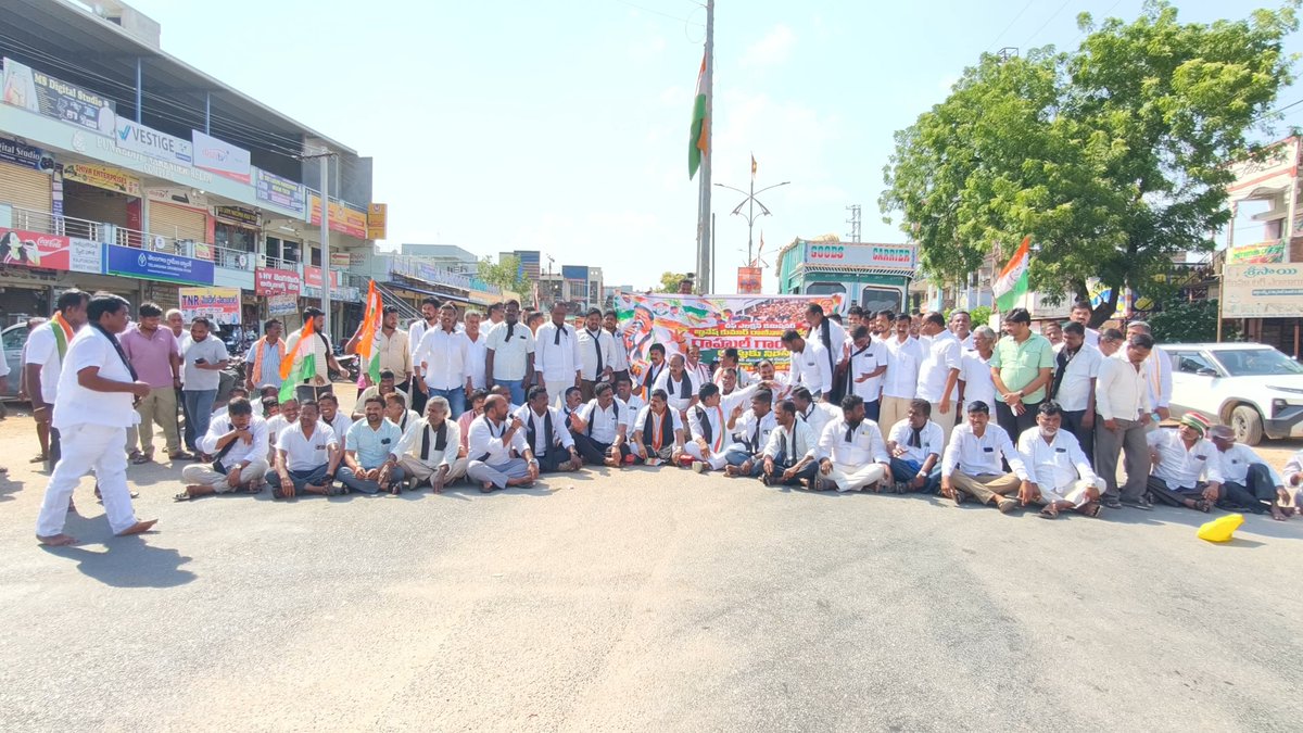 balunaik_MLA's tweet photo. *ఓటు చోరీ ఆరోపణలపై కాంగ్రెస్ పోరుబాట*

*రాహుల్ గాంధీ అక్రమ అరెస్టుకు నిరసనగా చింతపల్లిలో భారీ ధర్నా*

*ప్రజల ఓటు హక్కును కాపాడుకోవడం కోసం ఎంతటి పోరాటానికైనా సిద్ధం*

*SIR ప్రక్రియపై అనుమానాలకు ఎన్నికల సంఘమే సమాధానం చెప్పాలి*

*CEC జ్ఞానేష్ కుమార్ రాజీనామా చేయాలి: ఎమ్మెల్యే బాలు నాయక్*

*చింతపల్లి:* ప్రజాస్వామ్యానికి మూలస్తంభమైన ఓటు హక్కును కాపాడుకోవడం కోసం కాంగ్రెస్ పార్టీ ఎంతటి పోరాటానికైనా సిద్ధంగా ఉంటుందని దేవరకొండ ఎమ్మెల్యే *నేనావత్ బాలు నాయక్* అన్నారు. ఓటర్ల జాబితా సవరణ పేరుతో జరుగుతున్న *SIR ప్రక్రియపై కాంగ్రెస్ లేవనెత్తుతున్న అనుమానాలకు ఎన్నికల సంఘం స్పష్టమైన సమాధానం ఇవ్వాలని* డిమాండ్ చేశారు.

ఢిల్లీలో జంతర్ మంతర్ వైపు నిరసనకు వెళ్తున్న కాంగ్రెస్ అగ్రనేత, లోక్‌సభ ప్రతిపక్ష నేత *రాహుల్ గాంధీతో పాటు ఇతర ప్రతిపక్ష నేతలను పోలీసులు అదుపులోకి తీసుకున్న ఘటనకు నిరసనగా* గురువారం చింతపల్లి మండల కేంద్రంలోని ఎక్స్‌రోడ్డులో ఎమ్మెల్యే బాలు నాయక్ ఆధ్వర్యంలో మండల కాంగ్రెస్ పార్టీ నాయకులు, కార్యకర్తలు భారీ ధర్నా నిర్వహించారు.

ఈ సందర్భంగా ఎమ్మెల్యే బాలు నాయక్ మాట్లాడుతూ.. *ప్రజల ఓటు హక్కుపై ప్రశ్నలు తలెత్తుతున్న సమయంలో వాటికి సమాధానాలు చెప్పాల్సిన బాధ్యత ఎన్నికల సంఘంపై ఉందన్నారు.* SIR ప్రక్రియలో అర్హులైన ఓటర్ల పేర్లు తొలగించబడుతున్నాయనే కాంగ్రెస్ ఆరోపణలపై పారదర్శకంగా వివరణ ఇవ్వాలని డిమాండ్ చేశారు. ఎన్నికల సంఘం నిష్పక్షపాతంగా వ్యవహరించాల్సిన అవసరం ఉందన్నారు.

*ఓటు ప్రజల హక్కు.. ఎవరి దయ కాదు*

దేశంలో ప్రతి అర్హుడైన పౌరుడికి ఓటు హక్కు రాజ్యాంగం కల్పించిన హక్కు అని ఎమ్మెల్యే అన్నారు. *ఒక్క అర్హుడైన ఓటరు పేరు కూడా జాబితా నుంచి అన్యాయంగా తొలగించడానికి వీల్లేదని* పేర్కొన్నారు.

ఓటర్ల జాబితాలో మార్పులు, చేర్పులు, తొలగింపులపై ప్రజలకు పూర్తి సమాచారం అందించాలని, అభ్యంతరాలకు అవకాశం కల్పించి పారదర్శకంగా ప్రక్రియను నిర్వహించాలని కోరారు.

*“ప్రజల ఓటు హక్కుతో చెలగాటం ఆడితే కాంగ్రెస్ పార్టీ చూస్తూ ఊరుకోదు. ఓటు అనేది ప్రజాస్వామ్యంలో సామాన్యుడి చేతిలో ఉన్న అత్యంత శక్తివంతమైన ఆయుధం. ఆ హక్కును కాపాడేందుకు కాంగ్రెస్ పార్టీ ప్రజల పక్షాన నిలబడుతుంది”* అని బాలు నాయక్ అన్నారు.

*SIRపై స్పష్టత ఇవ్వాలి*

SIR ప్రక్రియపై కాంగ్రెస్ పార్టీ వ్యక్తం చేస్తున్న అభ్యంతరాలు, ఓటర్ల జాబితాపై వస్తున్న ప్రశ్నలకు ఎన్నికల సంఘం సమాధానం చెప్పాలని ఎమ్మెల్యే డిమాండ్ చేశారు. ఎన్నికల సంఘం రాజ్యాంగబద్ధమైన సంస్థగా ప్రజల్లో నమ్మకాన్ని నిలబెట్టుకునేలా ప్రతి చర్య పారదర్శకంగా ఉండాలని అన్నారు.

ఓటర్ల జాబితా సవరణలో అర్హులైన ఓటర్లకు ఎలాంటి ఇబ్బందులు కలగకుండా చర్యలు తీసుకోవాలని, తమ పేర్లు జాబితాలో ఉన్నాయా లేదా అనే విషయాన్ని ప్రతి పౌరుడు పరిశీలించుకునే అవకాశం కల్పించాలని కోరారు.

*రాహుల్ గాంధీని అరెస్టు చేస్తే ఉద్యమం ఆగదు*

ప్రజాస్వామ్య హక్కుల కోసం ప్రశ్నిస్తున్న రాహుల్ గాంధీని ఢిల్లీలో పోలీసులు అదుపులోకి తీసుకోవడం ప్రజాస్వామ్య విలువలపై ప్రశ్నలు లేవనెత్తుతోందని ఎమ్మెల్యే అన్నారు. అయితే *అరెస్టులు, నిర్బంధాలతో కాంగ్రెస్ పార్టీ ఉద్యమాన్ని ఆపలేరని* స్పష్టం చేశారు.

రాహుల్ గాంధీ ప్రజల తరఫున ప్రశ్నిస్తున్నారని, ఆయన లేవనెత్తుతున్న అంశాలపై సమాధానం చెప్పాల్సింది పోయి నిరసనకారులను అడ్డుకోవడం సరైన విధానం కాదని ఎమ్మెల్యే పేర్కొన్నారు. ఢిల్లీలో రాహుల్ గాంధీ తదితర నేతలను పోలీసులు అదుపులోకి తీసుకున్నట్లు పలు జాతీయ వార్తా సంస్థలు నివేదించాయి.

*CEC జ్ఞానేష్ కుమార్ రాజీనామా చేయాలి*

*ప్రధాన ఎన్నికల కమిషనర్ జ్ఞానేష్ కుమార్‌పై వస్తున్న ఆరోపణలు, SIR ప్రక్రియపై నెలకొన్న అనుమానాల నేపథ్యంలో ఆయన నైతిక బాధ్యత వహించి రాజీనామా చేయాలని* ఎమ్మెల్యే బాలు నాయక్ డిమాండ్ చేశారు.

ఎన్నికల వ్యవస్థపై ప్రజలకు విశ్వాసం ఉండాలంటే ఎన్నికల సంఘం పూర్తిగా పారదర్శకంగా, నిష్పక్షపాతంగా వ్యవహరించాల్సిన అవసరం ఉందన్నారు. *ప్రజాస్వామ్యాన్ని, రాజ్యాంగాన్ని, ఓటు హక్కును కాపాడే విషయంలో కాంగ్రెస్ పార్టీ వెనక్కి తగ్గేది లేదని* స్పష్టం చేశారు.

*బీజేపీ ప్రభుత్వం సమాధానం చెప్పాలి*

ప్రజల ఓటు హక్కుపై ప్రతిపక్షాలు లేవనెత్తుతున్న ప్రశ్నలకు కేంద్రంలోని బీజేపీ ప్రభుత్వం, ఎన్నికల సంఘం సమాధానం చెప్పాలని ఎమ్మెల్యే డిమాండ్ చేశారు. రాజకీయ ప్రయోజనాల కోసం ఓటర్ల జాబితా ప్రక్రియను ప్రభావితం చేస్తున్నారనే అనుమానాలు ప్రజల్లో తలెత్తకుండా పూర్తి పారదర్శకత పాటించాలని కోరారు.

*“ఓటు చోరీపై ప్రశ్నిస్తే అరెస్టులు చేస్తారా? ప్రజాస్వామ్యంలో ప్రశ్నించే హక్కు ప్రతి పౌరుడికి ఉంది. ప్రజల ఓటు హక్కును కాపాడే వరకు కాంగ్రెస్ పార్టీ పోరాటం కొనసాగుతుంది. ఓటు హక్కు విషయంలో రాజీ పడే ప్రసక్తే లేదు”* అని ఎమ్మెల్యే బాలు నాయక్ హెచ్చరించారు.

#rahulgandhi #pm