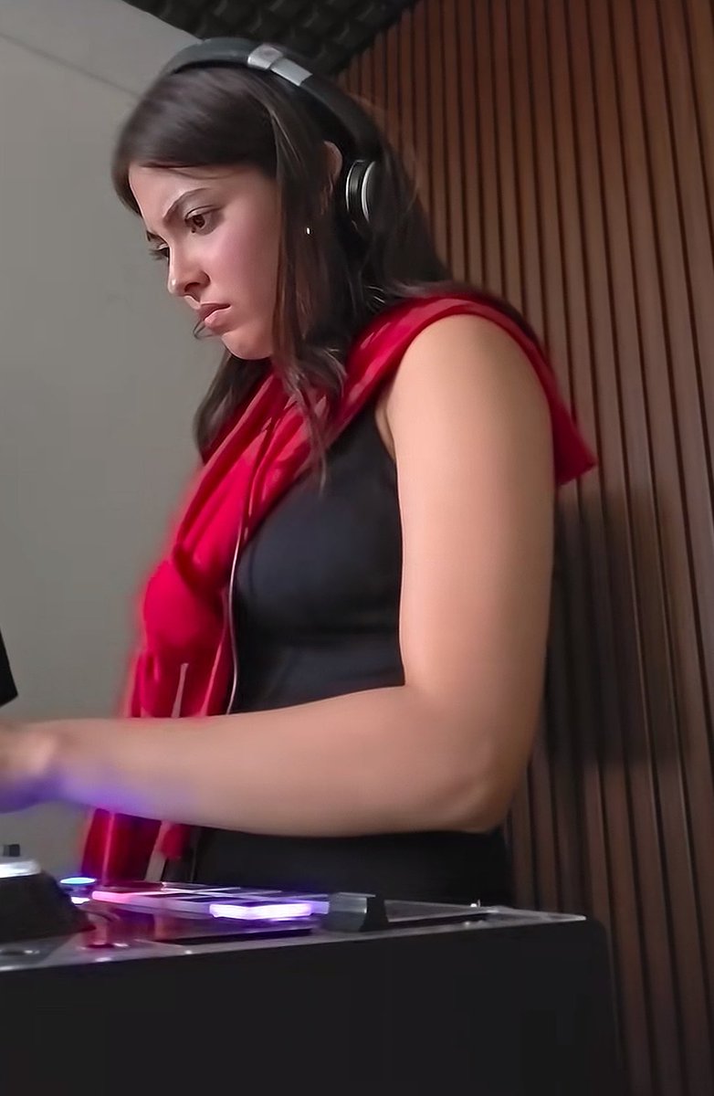 safoouria's tweet photo. from that qna in june to this little dj learning video... so proudd! i'm patiently waiting for the guitar learning video too ya dek hehe 🌟🤏🏻 and i genuinely wish one day u'll learn more about vocals too, cause i could listen to ur voice forever (i’m obsessed) #bismillah✌🏻 https://t.co/o1cRgkDPEL