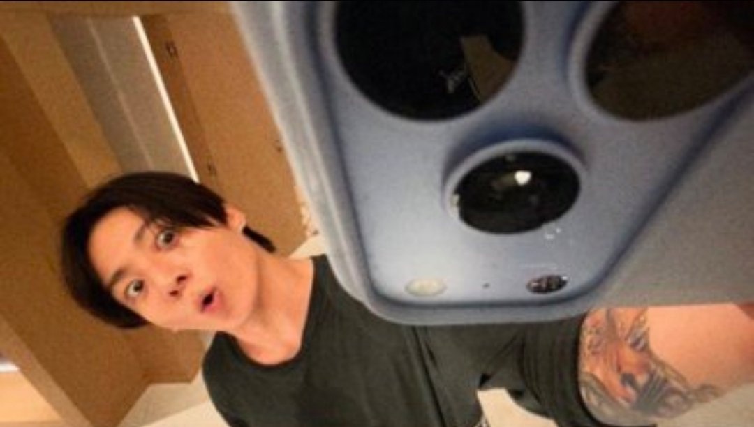 kittycatkoo's tweet photo. JUST REALISED HES TRYING TO MAKE A FACE LIKE THAT PHONES CAMERA https://t.co/fk8BWyLxF4