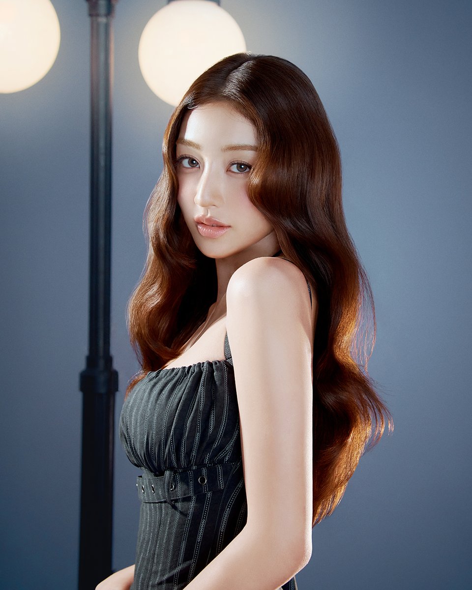 milktouch_jp's tweet photo. .深みを増す季節とともに、
一段と大人っぽいムードで現れたジヒョ✨

深みのあるカラー感と澄んだ輝きが調和した
洗練されたムード ｡·:*:·ﾟ★

より大人っぽいFWカラーで登場した
#デューステインシアーリップグロス  はまもなく発売🖤
𝟭𝟬.𝟭𝟱 𝗤𝗼𝗼𝟭𝟬 𝗖𝗼𝗺𝗶𝗻𝗴 𝗦𝗼𝗼𝗻!

𝙉𝙀𝙒 𝐃𝐞𝐰 𝐒𝐭𝐚𝐢𝐧 𝐒𝐡𝐞𝐞𝐫 𝐋𝐢𝐩 𝐆𝐥𝐨𝐬𝐬
デューステインシアーリップグロス

#milktouch #ミルクタッチ #韓国コスメ