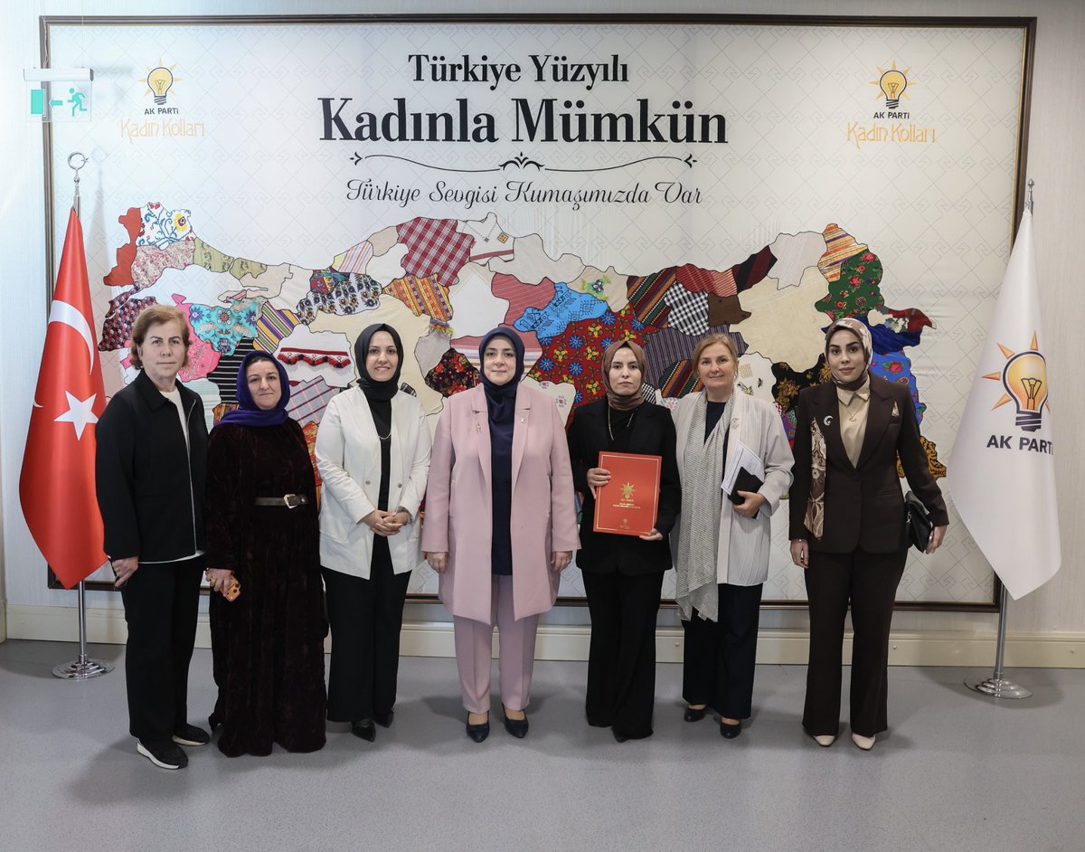 AKKADINGM's tweet photo. 📍 AK Parti Genel Merkez

Şanlıurfa  ili, Eyyübiye ilçe Kadın Kolları Başkanlığına atanan Zehra Felhan’a mazbatası, Başkanımız @tugbaisikercan tarafından teslim edilmiştir.

Görevi devreden Başkanımız  Gülten Balcı’ya, bugüne kadar göstermiş olduğu özverili çalışmalar ve gayretleri dolayısıyla teşekkür ediyor; yeni görevlendirilen Başkanımıza muvaffakiyetler diliyoruz.