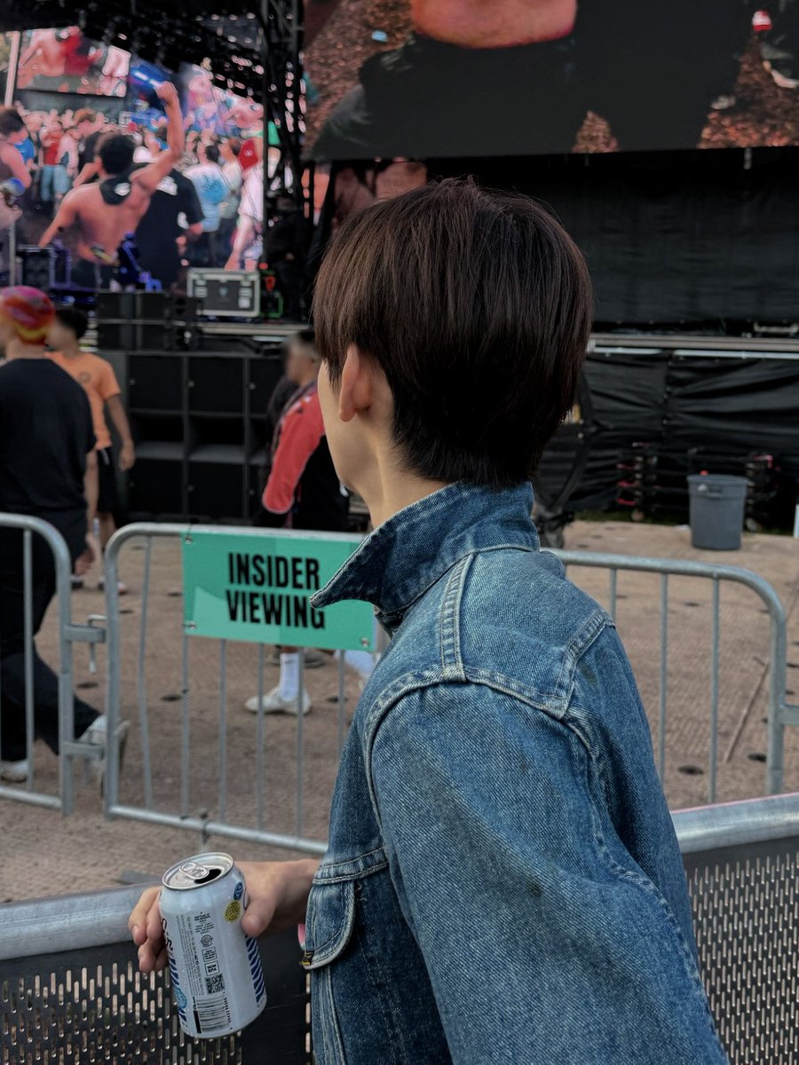 Seonghyecn's tweet photo. Whole lotta noise around me, but i'm just spend a good day in a different zip code (Chi-town edition). Acting like got a whole documentary crew following me around and Bro is just standing there vibing to live music. Oh matter of fact, the denim was denim-ing. The day lowkey ATE. https://t.co/GYn39pCpvM