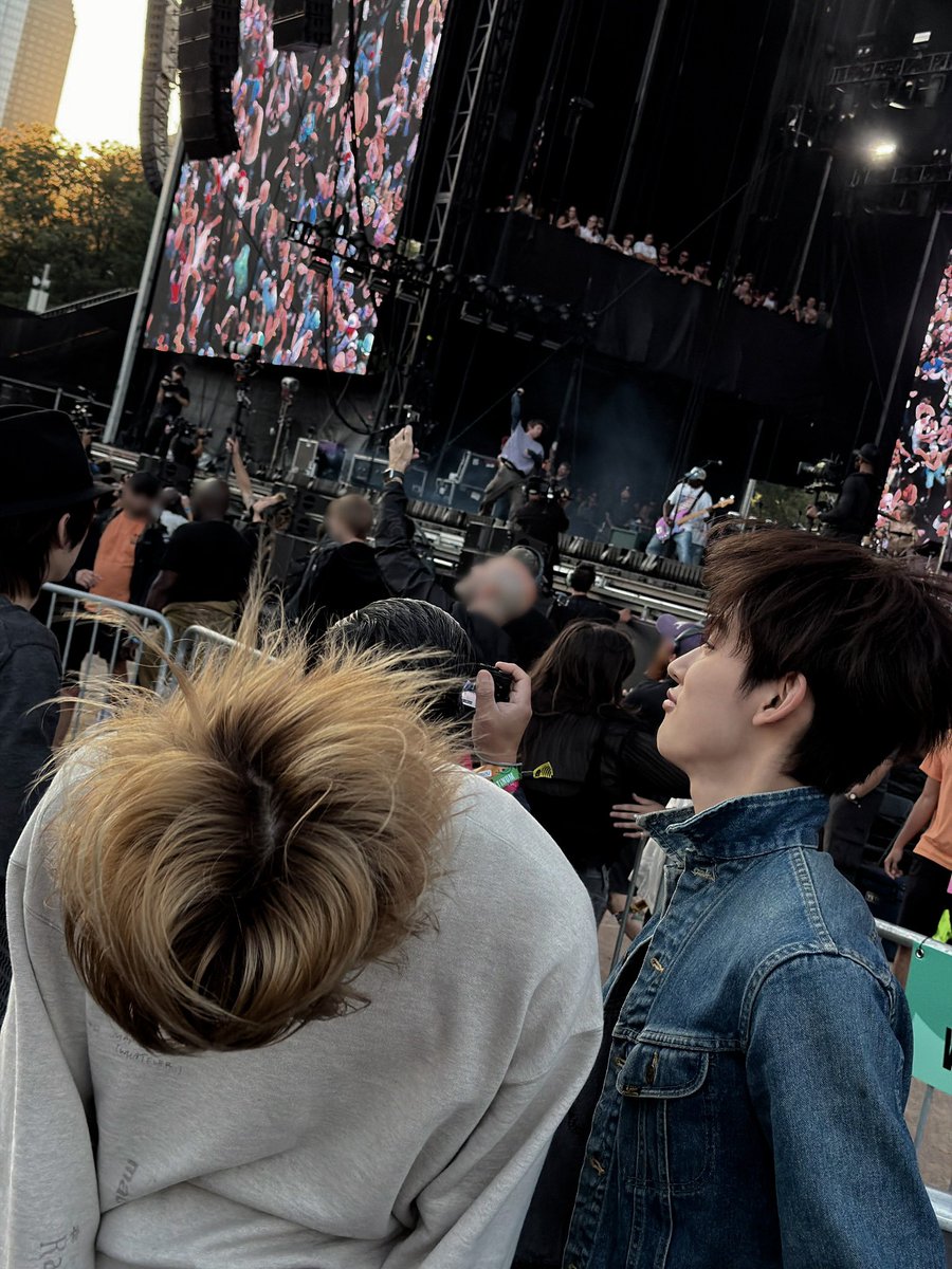 Seonghyecn's tweet photo. Whole lotta noise around me, but i'm just spend a good day in a different zip code (Chi-town edition). Acting like got a whole documentary crew following me around and Bro is just standing there vibing to live music. Oh matter of fact, the denim was denim-ing. The day lowkey ATE. https://t.co/GYn39pCpvM