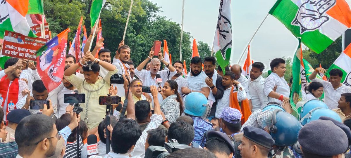 INCIndia's tweet photo. 'वोट चोर' ज्ञानेश कुमार को बचाने के लिए दिल्ली में नेता विपक्ष श्री राहुल गांधी और कांग्रेस महासचिव श्रीमती प्रियंका गांधी के साथ किया गया दुर्व्यवहार शर्मनाक है।

देश के साथ धोखा करने वाले ज्ञानेश कुमार से तुरंत इस्तीफा लिया जाए और जेल भेजा जाए।

आज इसी मांग के साथ कांग्रेस के कार्यकर्ताओं ने पटना में बिहार प्रदेश अध्यक्ष @rajeshkrinc जी के नेतृत्व में 'ब्लैक डे' मनाया और राजभवन तक विरोध मार्च निकाला।

📍 पटना