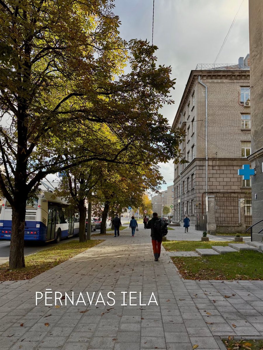MartaKotello's tweet photo. Rudens Rīgas ielās, kur šogad ir atjaunots ietvju segums.

Kopumā ietvju segums šogad būs sakārtots gandrīz 20 ielās un to posmos, darbi vēl notiek.

Pēc manas iniciatīvas ietvēm lieto bruģakmens segumu:
☑️ estētiskāk un mājīgāk 🤍
☑️ nav pamanāmi lokāli remontdarbi (asfalts kļūst par “lupatu deķi”)
☑️ vasarā mazāk uzkarst

Kādas ir Tavas domas?