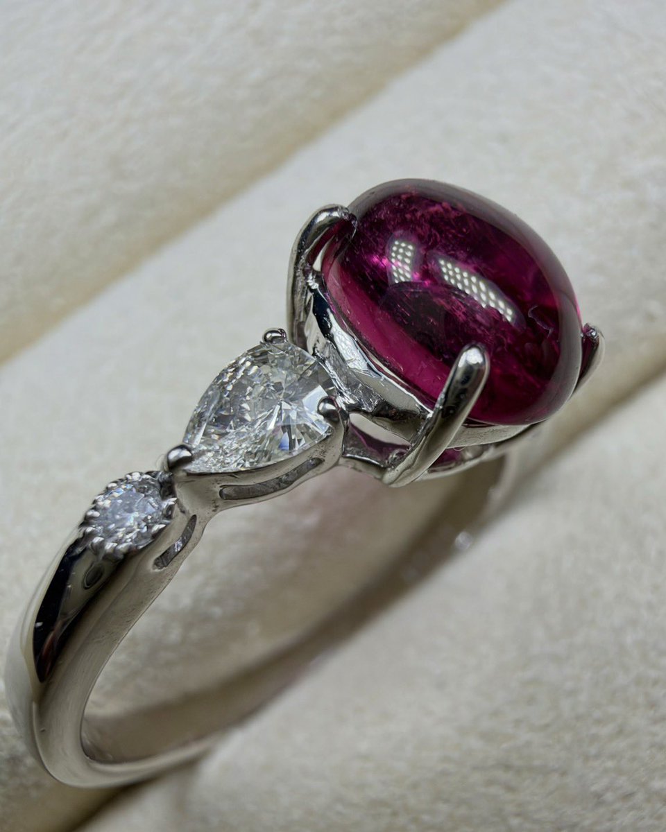 JEWELRY_LAND_'s tweet photo. リングって、正面から見ることが多いですよね。

でも実は、横から見てみると
ちょっと違ったところが見えてきます。

例えば、

・宝石がどれくらいの高さにセットされているか
・石を支える「石座」の形
・リングのアームの厚み
・指に着けたときのボリューム感

など、正面からでは分かりにくい部分がたくさんあります。

特に宝石を高めにセットしたリングは、
横から見ると立体感があって、
また違った魅力があります。

ジュエリーを選ぶときは、
正面だけじゃなく「横顔」も見てみる。

意外と、そのジュエリーのこだわりが
見えてくるかもしれません。