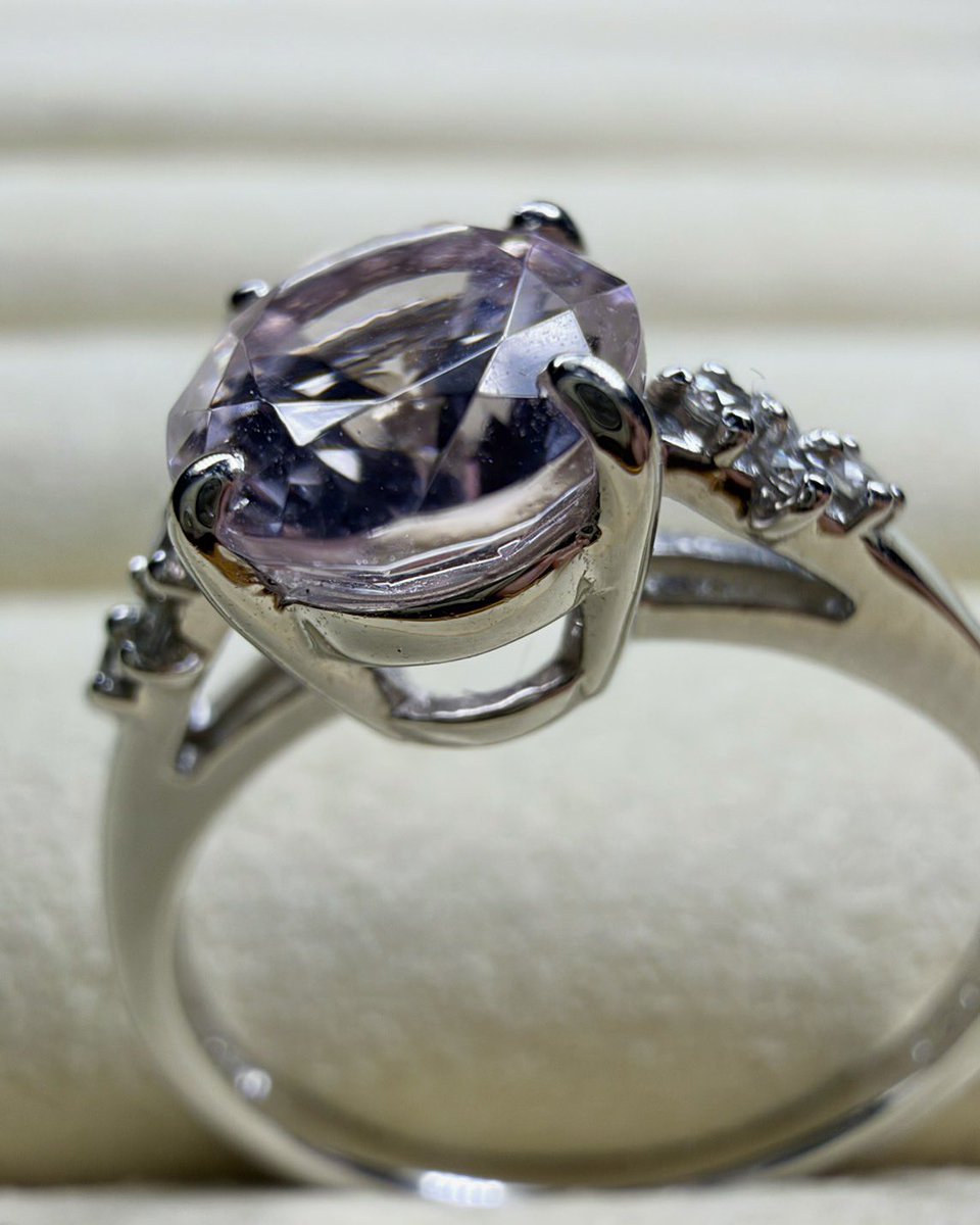 JEWELRY_LAND_'s tweet photo. リングって、正面から見ることが多いですよね。

でも実は、横から見てみると
ちょっと違ったところが見えてきます。

例えば、

・宝石がどれくらいの高さにセットされているか
・石を支える「石座」の形
・リングのアームの厚み
・指に着けたときのボリューム感

など、正面からでは分かりにくい部分がたくさんあります。

特に宝石を高めにセットしたリングは、
横から見ると立体感があって、
また違った魅力があります。

ジュエリーを選ぶときは、
正面だけじゃなく「横顔」も見てみる。

意外と、そのジュエリーのこだわりが
見えてくるかもしれません。