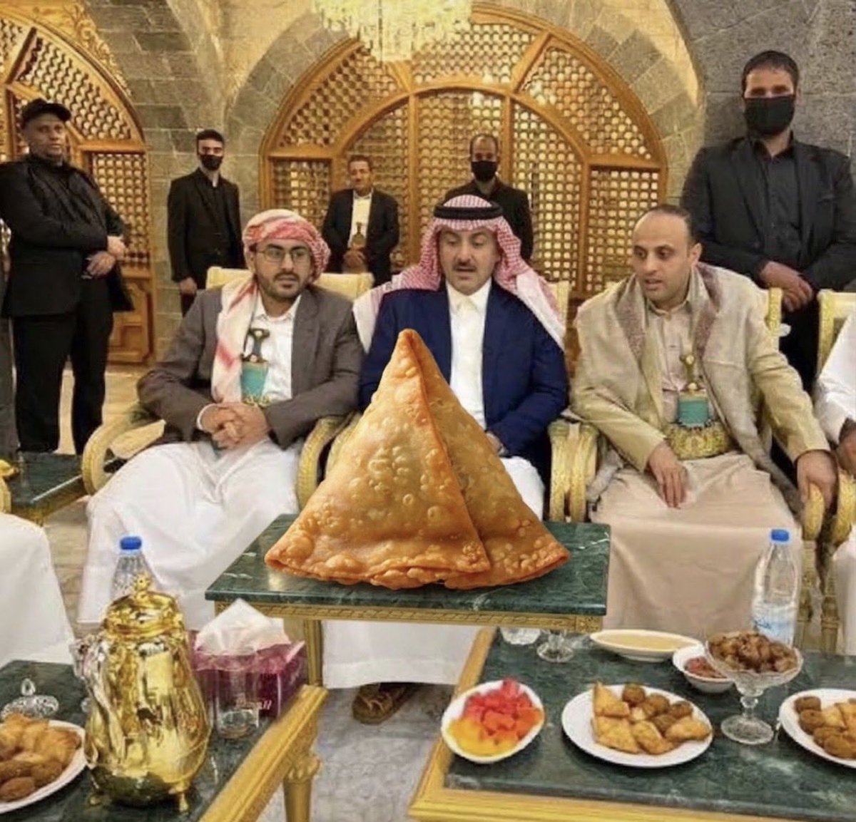khaledaalnasi's tweet photo. من الذي كان ينقل أخبار كاذبة عن سقوط صواريخ ومسيرات ايرانية على أبوظبي ودبي والدوحة والمنامة ؟ من الذي ذهب إلى ايران للتعزية في الإرهابي خامنئي واحتفل بعيده الوطني في طهران ؟ من الذي ذهب إلى الحوثيين إلى صنعاء ليقدم التنازلات على حساب حلفائه ؟ https://t.co/PeWP1DS8Hj