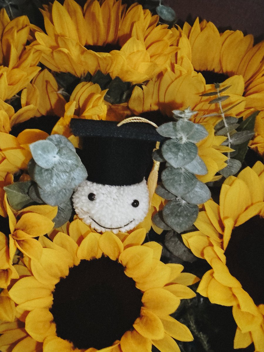 Toey_Pongsk's tweet photo. 🎓 Congratulations! So proud of you. Keep shining and enjoy your next chapter! 🫂 @wooooyd ☀️🪽

#ToeyPhoom #Toeypongsakorn https://t.co/SXkbzKu4ND