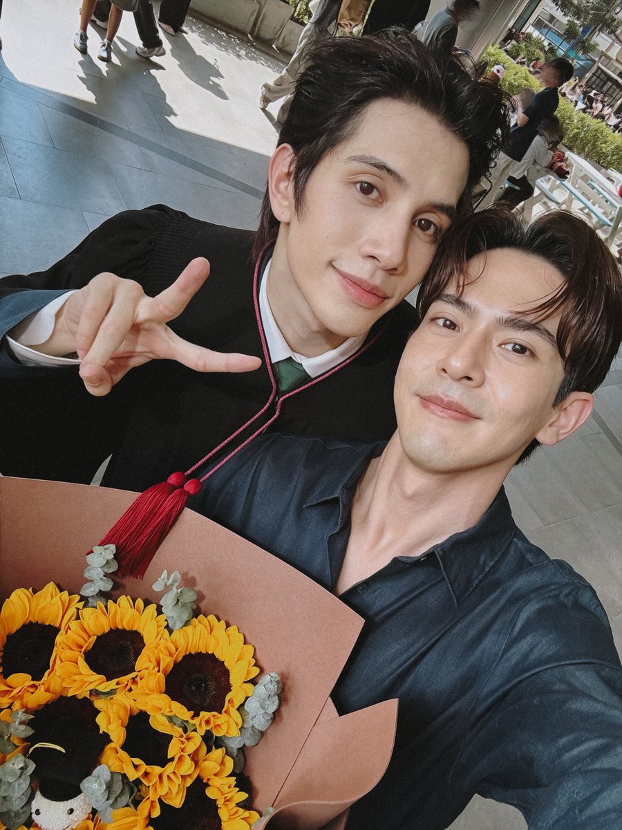 Toey_Pongsk's tweet photo. 🎓 Congratulations! So proud of you. Keep shining and enjoy your next chapter! 🫂 @wooooyd ☀️🪽

#ToeyPhoom #Toeypongsakorn https://t.co/SXkbzKu4ND