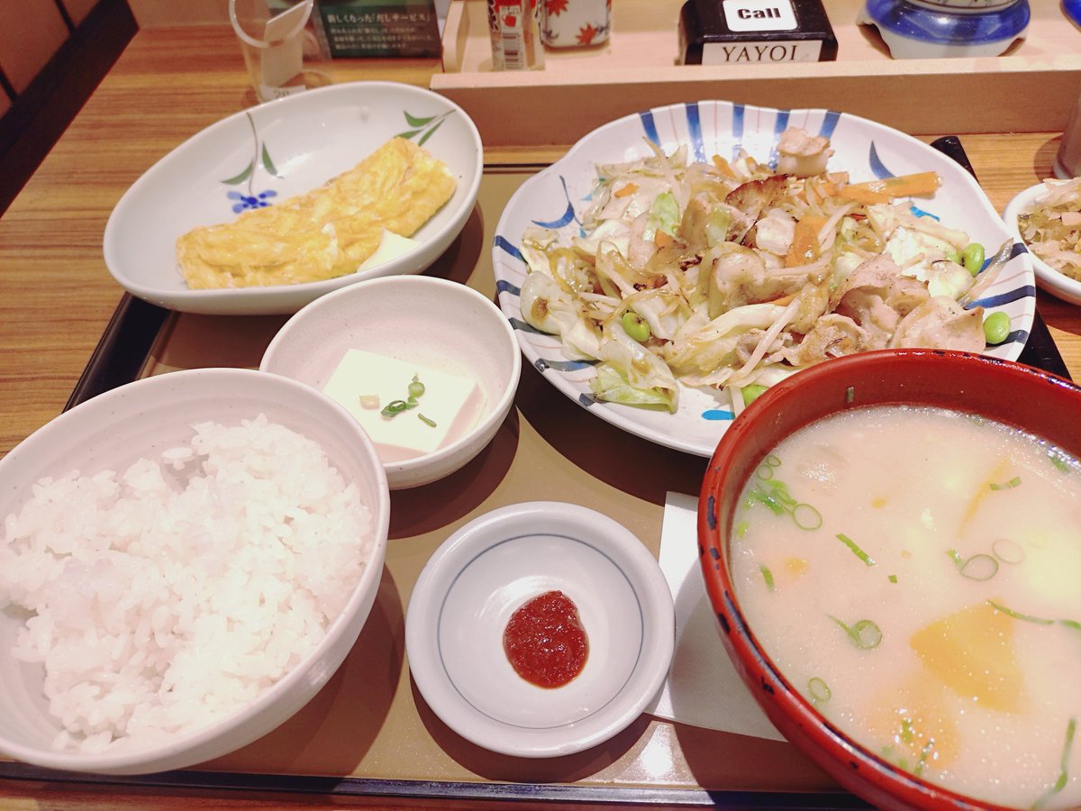 sien_black's tweet photo. 諸事情につきやよい軒でばんごはーーーーん！
ご飯3回もおかわりしてしまったわね……
流石肉野菜炒め…… https://t.co/Pf5mQ7QxKO