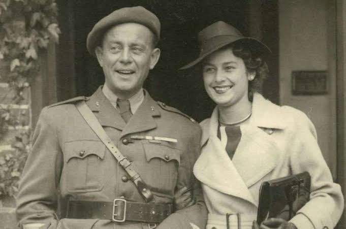 Silk_Scribbler's tweet photo. After Étienne Szabo was killed in North Africa in October 1942, Violette joined SOE.

Leo Marks gave her 'The Life That I Have' as her code poem.

He called her “A dark-haired slip of mischief….She had a Cockney accent which added to her impishness.” https://t.co/e24bv6gwDB