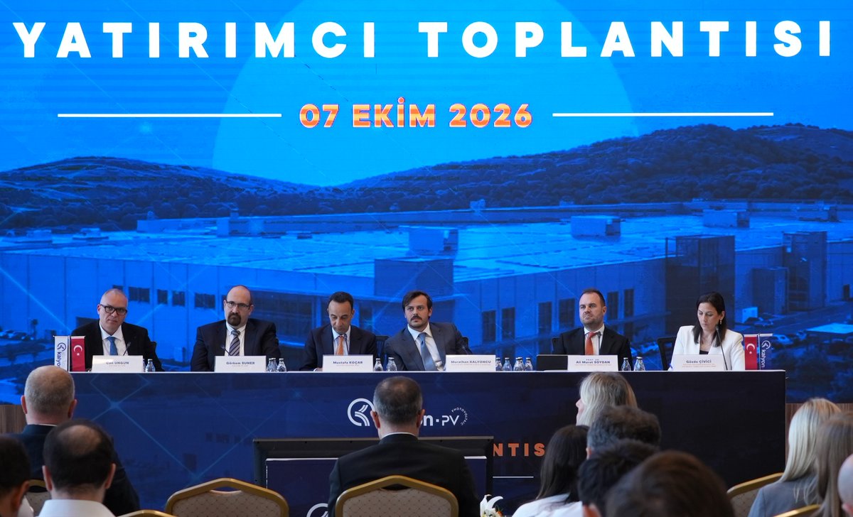 KalyonPv's tweet photo. Yönetim Kurulu Başkanımız Murathan Kalyoncu’nun ev sahipliğinde, entegre üretim tesisimizde 2026 Yatırımcı Toplantısı’nı gerçekleştirdik.

Üretim ve teknoloji kabiliyetlerimizi, finansal görünümümüzü ve gelecek dönem hedeflerimizi paylaştığımız toplantıda, uluslararası büyüme stratejimizin önemli adımlarından biri olan ABD yatırımımızın ayrıntılarını aktardık.

Yönetim Kurulu Başkanımız Murathan Kalyoncu, yatırımcılara hitaben yaptığı konuşmada şunları söyledi:
“Bugün Türkiye’de kazandığımız bu deneyimi ve üretim gücünü global pazarlara taşıyacak yeni bir döneme giriyoruz. Yaptığımız her yatırım üretim gücümüzü, girdiğimiz her yeni pazar global büyüme stratejimizi güçlendiriyor. Gelecek vadeden ve sürdürülebilir kârlılık sunan yatırımlarımızla ülkemiz, hissedarlarımız ve tüm paydaşlarımız için değer yaratmaya devam edeceğiz.”

ABD’de kuruluşu tamamlanan ve çoğunluk hissedarı olduğumuz şirket bünyesinde hayata geçirmeyi planladığımız fabrikayla, güneş teknolojilerindeki üretim deneyimimizi ABD pazarına taşımaya hazırlanıyoruz.

Yeni yatırımlarımızla üretim gücümüzü artırırken, yurt içinde ve uluslararası pazarlarda varlığımızı genişletmeyi, güneş teknolojilerindeki öncü konumumuzu daha da güçlendirmeyi hedefliyoruz.

Toplantımıza katılım sağlayan değerli yatırımcılara ve analistlere teşekkür ederiz.

@kalyonholding 

#KalyonPV #GüneşTeknolojileri #Yatırım #YenilenebilirEnerji