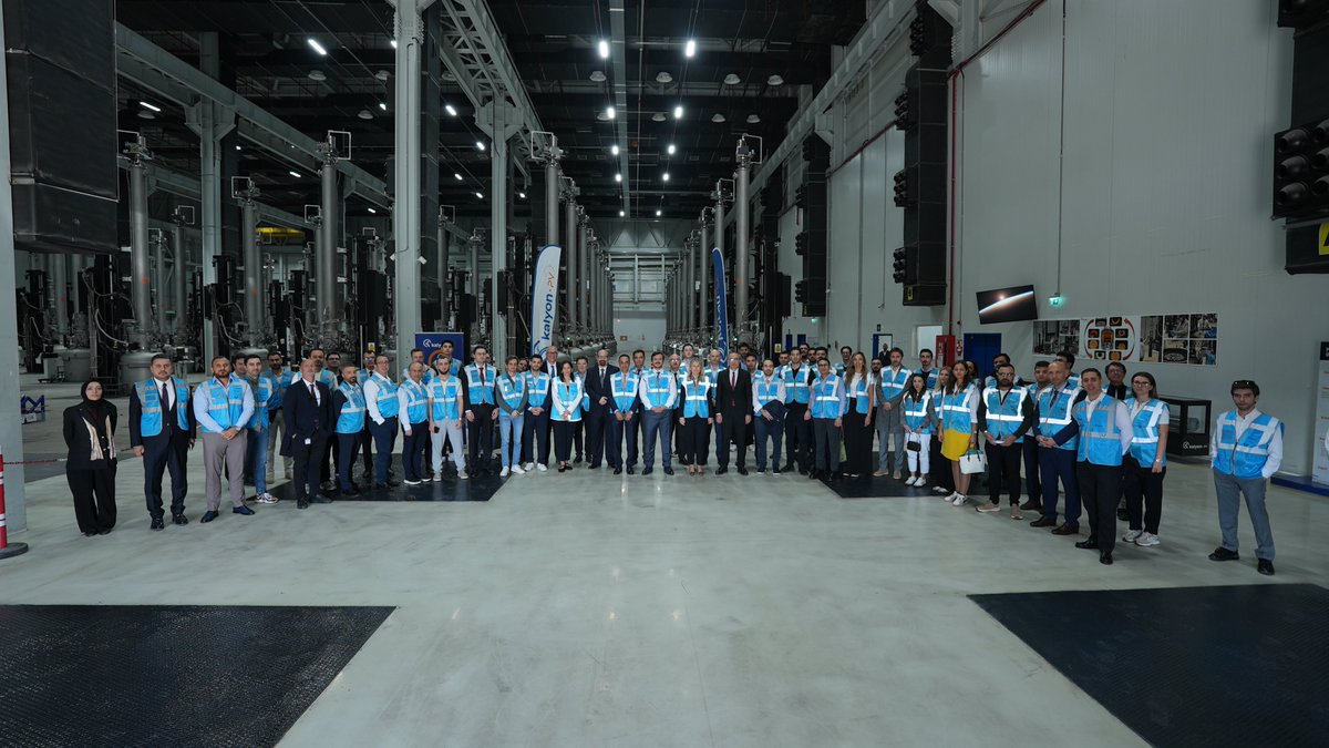 KalyonPv's tweet photo. Yönetim Kurulu Başkanımız Murathan Kalyoncu’nun ev sahipliğinde, entegre üretim tesisimizde 2026 Yatırımcı Toplantısı’nı gerçekleştirdik.

Üretim ve teknoloji kabiliyetlerimizi, finansal görünümümüzü ve gelecek dönem hedeflerimizi paylaştığımız toplantıda, uluslararası büyüme stratejimizin önemli adımlarından biri olan ABD yatırımımızın ayrıntılarını aktardık.

Yönetim Kurulu Başkanımız Murathan Kalyoncu, yatırımcılara hitaben yaptığı konuşmada şunları söyledi:
“Bugün Türkiye’de kazandığımız bu deneyimi ve üretim gücünü global pazarlara taşıyacak yeni bir döneme giriyoruz. Yaptığımız her yatırım üretim gücümüzü, girdiğimiz her yeni pazar global büyüme stratejimizi güçlendiriyor. Gelecek vadeden ve sürdürülebilir kârlılık sunan yatırımlarımızla ülkemiz, hissedarlarımız ve tüm paydaşlarımız için değer yaratmaya devam edeceğiz.”

ABD’de kuruluşu tamamlanan ve çoğunluk hissedarı olduğumuz şirket bünyesinde hayata geçirmeyi planladığımız fabrikayla, güneş teknolojilerindeki üretim deneyimimizi ABD pazarına taşımaya hazırlanıyoruz.

Yeni yatırımlarımızla üretim gücümüzü artırırken, yurt içinde ve uluslararası pazarlarda varlığımızı genişletmeyi, güneş teknolojilerindeki öncü konumumuzu daha da güçlendirmeyi hedefliyoruz.

Toplantımıza katılım sağlayan değerli yatırımcılara ve analistlere teşekkür ederiz.

@kalyonholding 

#KalyonPV #GüneşTeknolojileri #Yatırım #YenilenebilirEnerji