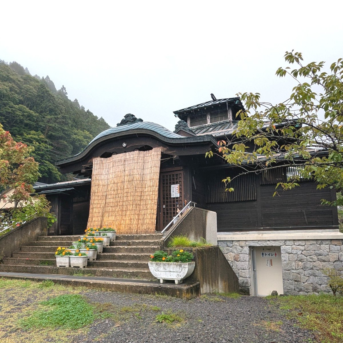 ri_1114_'s tweet photo. 高山村の山田温泉が最高だった♨

硫黄の香りと湯の花が舞う熱めのお湯、建物の造りも美しくて高い窓から差し込む光を眺めながらゆったり。

それでいて400円というコスパの良さ✨

移住してから行った県内の温泉で1位かもしれない🏅 https://t.co/GjtI0kXaxn