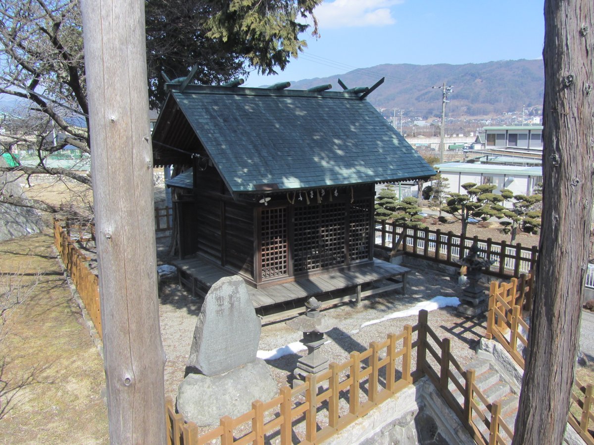 silkrenka's tweet photo. るあらさんが風神録で奮戦中ですが、諏訪大社の周辺には不思議な神社がたくさんありますわ〜！　こちらは「相本社」という神社で、御祭神はイザナギ、イザナミといわれており、前宮から上社へ御柱を運ぶ際はこの社の前にひき進められたといいます！　なんだか諏訪全体が祭祀の地のようですわね！ https://t.co/ZieSQEsd40