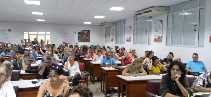 Colina_CTCuba's tweet photo. Prestigiosos juristas y la dirección de la CTC en #VillaClaraConTodos, expusieron que el nuevo Código de Trabajo (Ley 189/2026) no es un documento para archivar, sino una herramienta de la clase trabajadora para defender sus derechos y  exigir su cumplimiento. https://t.co/y1gAWIgxCE