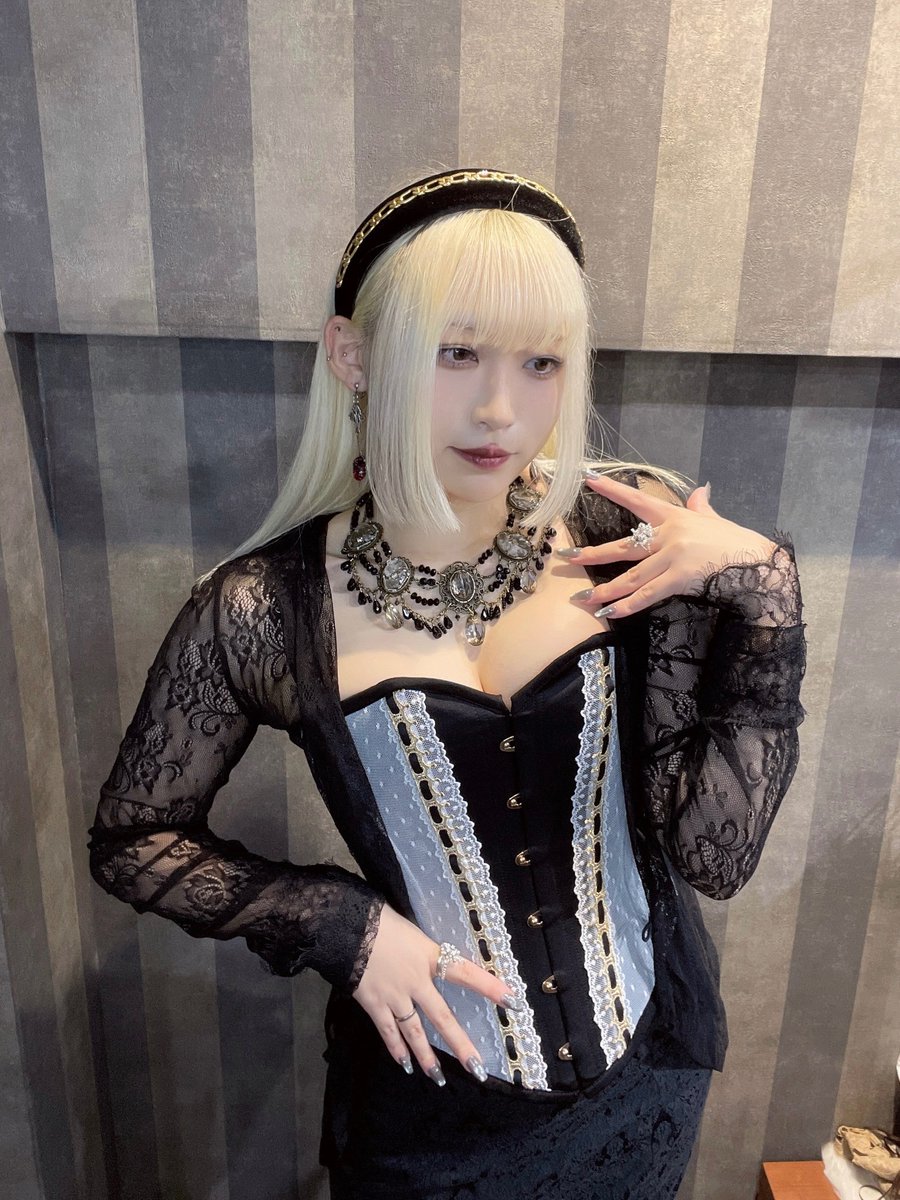 abilletage's tweet photo. 【コーディネート紹介】
✧⋄⋆⋅⋆⋄✧⋄⋆⋅⋆⋄✧⋄⋆⋅⋆⋄✧⋄⋆⋅⋆⋄✧ ⋄⋆⋅⋆⋄✧
　  🎉15th Anniversary Project🎉
✧⋄⋆⋅⋆⋄✧⋄⋆⋅⋆⋄✧⋄⋆⋅⋆⋄✧⋄⋆⋅⋆⋄✧ ⋄⋆⋅⋆⋄✧

   🕯️ 𝙼𝚒𝚍𝚗𝚒𝚐𝚑𝚝 𝙱𝚘𝚞𝚝𝚒𝚚𝚞𝚎 𝙳𝚘𝚕𝚕 🪡

◆ ロングコルセット（ブラック）

🔗 https://t.co/YzNVR3JFB6
✧⋄⋆⋅⋆⋄✧⋄⋆⋅⋆⋄✧⋄⋆⋅⋆⋄✧⋄⋆⋅⋆⋄✧ ⋄⋆⋅⋆⋄✧

◆オーナメントジャガードレースアップマーメイドスカート(フィッシュテール)

◇ [Secret Garden]Lace Hoodie（Black)/Medenius 
◇ Chain Head Band /Medenius @_Medenius_ 
◇ロワイヤルネックレス・宝石スプーンイヤリング・銀色ビーズリング/Lilly
@nekolilly 

🛒ONLINE STORE
https://t.co/ixpEuP15pC