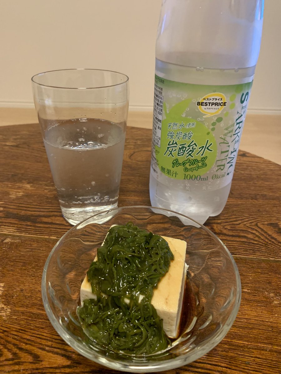 mitsu4711's tweet photo. カンパイの儀（炭酸水＋めかぶ＋豆腐）♪
昼食いすぎたんで軽め💦 https://t.co/EBxfWEZ7Dg