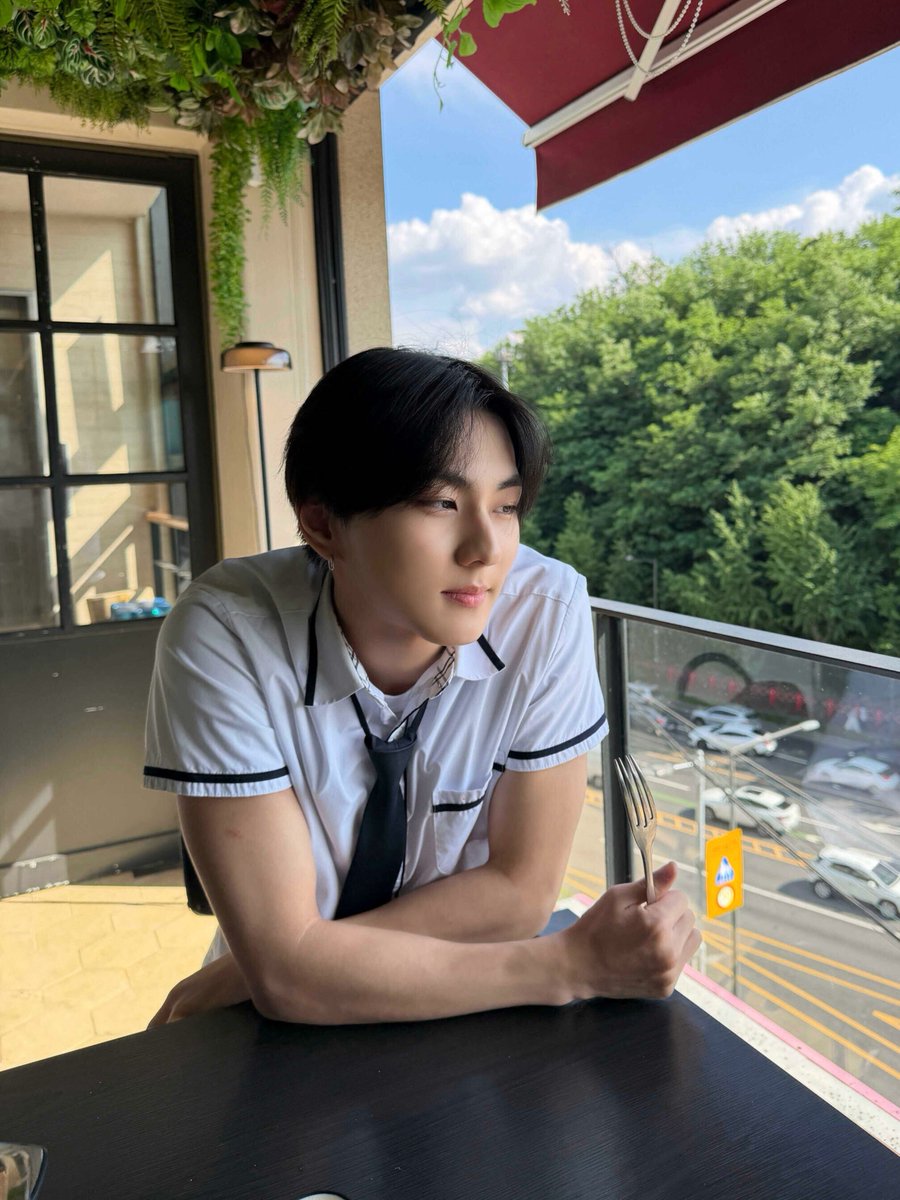jungwon_mine's tweet photo. black hair                  vs.                  blond hair https://t.co/2HhFMP9a79