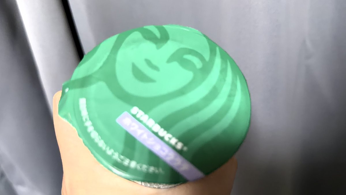 umibouzu_drum's tweet photo. うみぼがStarbucksさん好きな事をご存じの方から
本日のスタバ！差し入れをいただきますた
あざます！

スターバックス® ホワイトショコララテのイケメンな角度探し！
チルドカップも美味👍 https://t.co/tMS1uAwli0