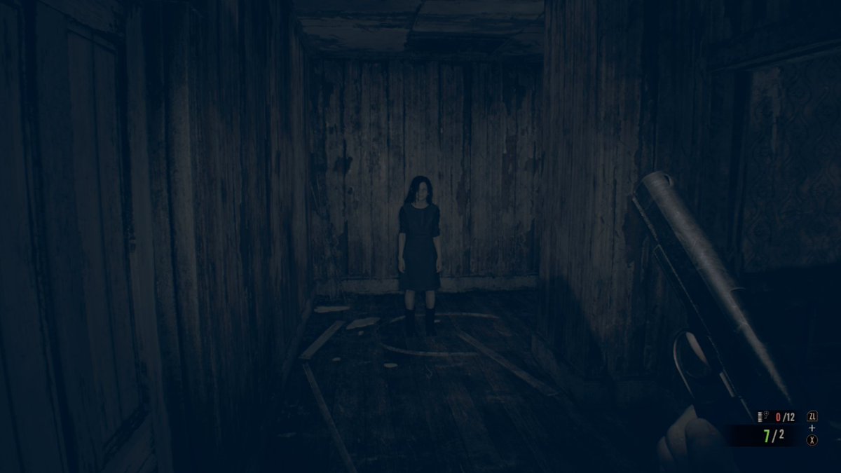 JPChamp03's tweet photo. Detesto los juegos donde un enemigo te persigue. Es una mecánica que normalmente me desespera, pero RE7 consiguió que la disfrutara. Su atmósfera, exploración y tensión están tan bien logradas que terminé amando cada parte de la experiencia. #Biohazard #RE7 #Switch2 https://t.co/0OjtGhNFba