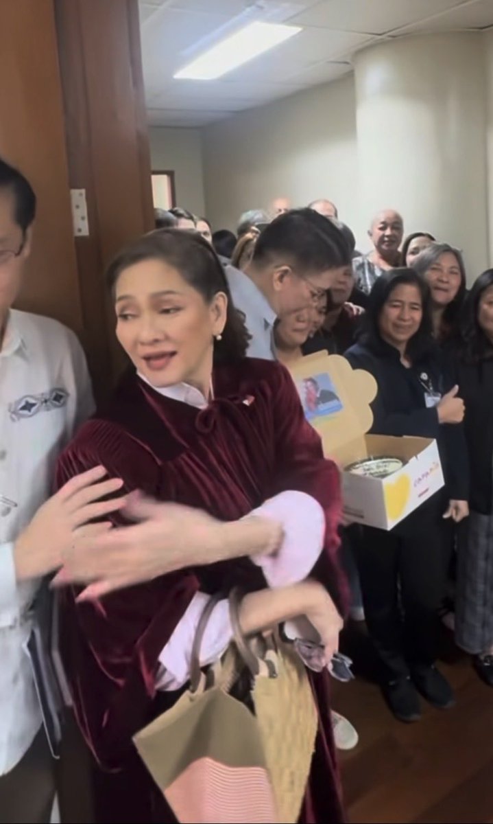heyltsnotkdg_'s tweet photo. na para bang, “thank you mahal sa pa-celebration mo dito sa barangay 🥰” OPO! ☺️ https://t.co/ceY7ACottO