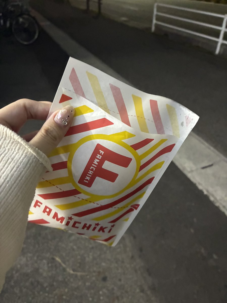 shiromimi33's tweet photo. 近所のコンビニにごま山椒買いに行ったら揚げたて持ったおばちゃん出てきた
ケースにまだ残ってるのにあげたてくれた🥰 https://t.co/RBbxmjiUUj