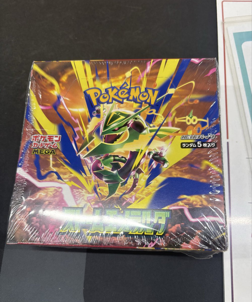 FUKUOKACARDSHOW's tweet photo. 🎁 FUKUOKA CARD SHOW 開催記念プレゼント🎁

「ストームエメラルダ」
未開封30パック（1BOX分）を抽選で1名様に✨

【応募方法】
① @FUKUOKACARDSHOW をフォロー
② この投稿をリポスト

⏰ 締め切り：2026年10月11日（日）21:00

カードラボ博多マルイ店様にて購入したものです。
購入時に箱・シュリンクを取り外されたため、賞品は未開封30パックのみとなります。
封入内容の保証はございません。

📦 日本国内へ送料無料で発送
イベントへの来場・商品購入は応募条件ではありません。

※お一人様1応募。複数アカウントでの応募は無効です。
※当選者様には、このアカウントからDMでご連絡します。
　連絡から24時間以内にご返信がない場合は再抽選いたします。
※当選に際して、金銭やクレジットカード情報を求めることはありません。

🔥 11/29（日）11:00〜16:00
福岡で売る・買う・トレードを楽しむカードショーを開催！
開催情報や出店者様のご紹介も発信して���きます！

#福岡カードショー #ポケカ #ポケモンカード #プレゼント企画