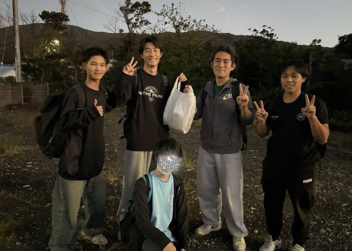 fujima_training's tweet photo. #八丈島　
#八丈島の現状 #ゴミ拾い
#八丈高校
10/8木　岩崎百川小澤川上安藤浅沼
今日は学校終わりに集団下校しました🙂
小学校を思い出すと友達が言ってました
小学校から成長した所はゴミ袋を片手に
拾うか拾わないかの違いですかね😁
今週も明日でラスト頑張ろう！ https://t.co/JP6SFbsoNT