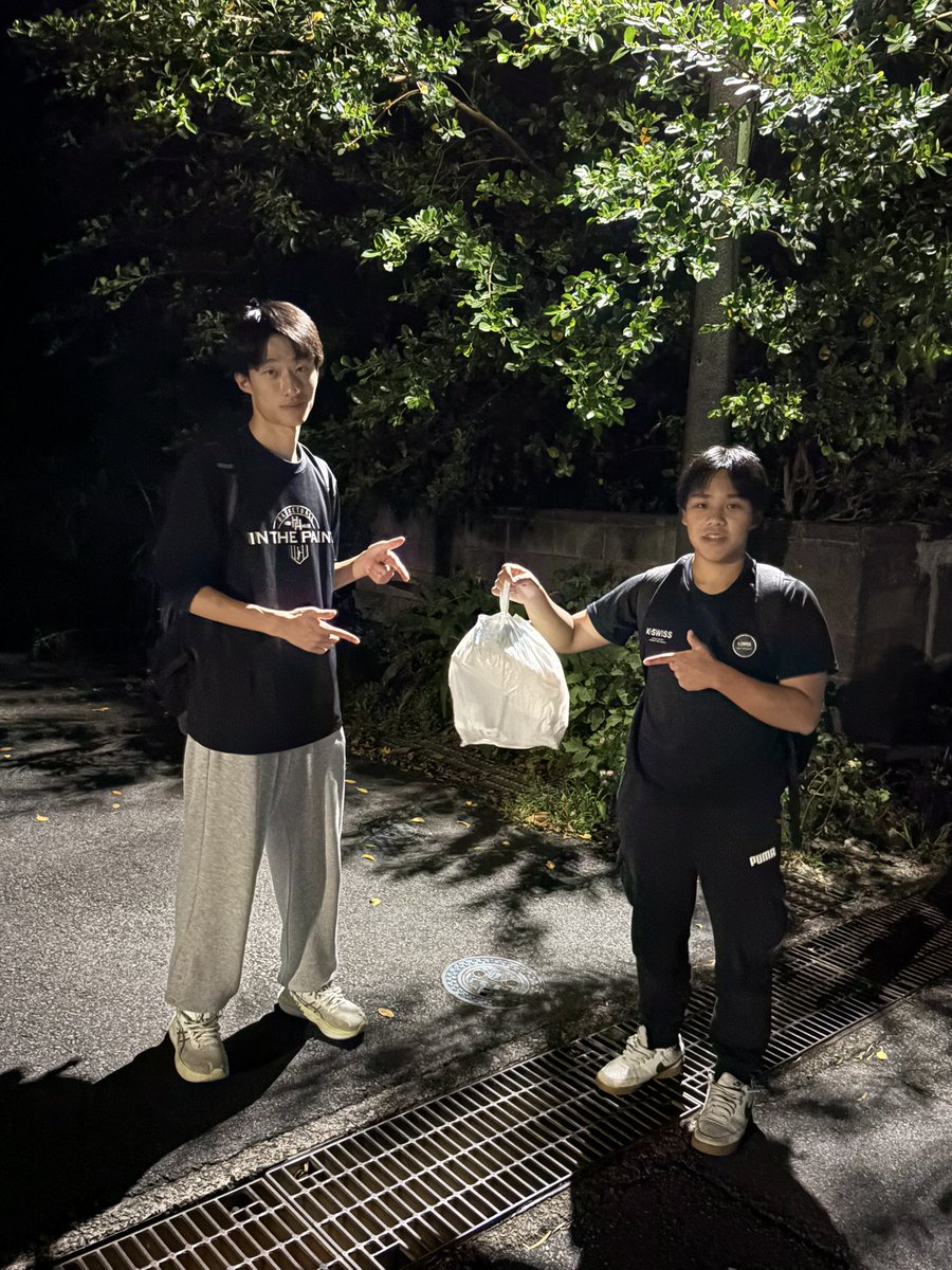 fujima_training's tweet photo. #八丈島　
#八丈島の現状 #ゴミ拾い
#八丈高校
10/8木　岩崎百川小澤川上安藤浅沼
今日は学校終わりに集団下校しました🙂
小学校を思い出すと友達が言ってました
小学校から成長した所はゴミ袋を片手に
拾うか拾わないかの違いですかね😁
今週も明日でラスト頑張ろう！ https://t.co/JP6SFbsoNT