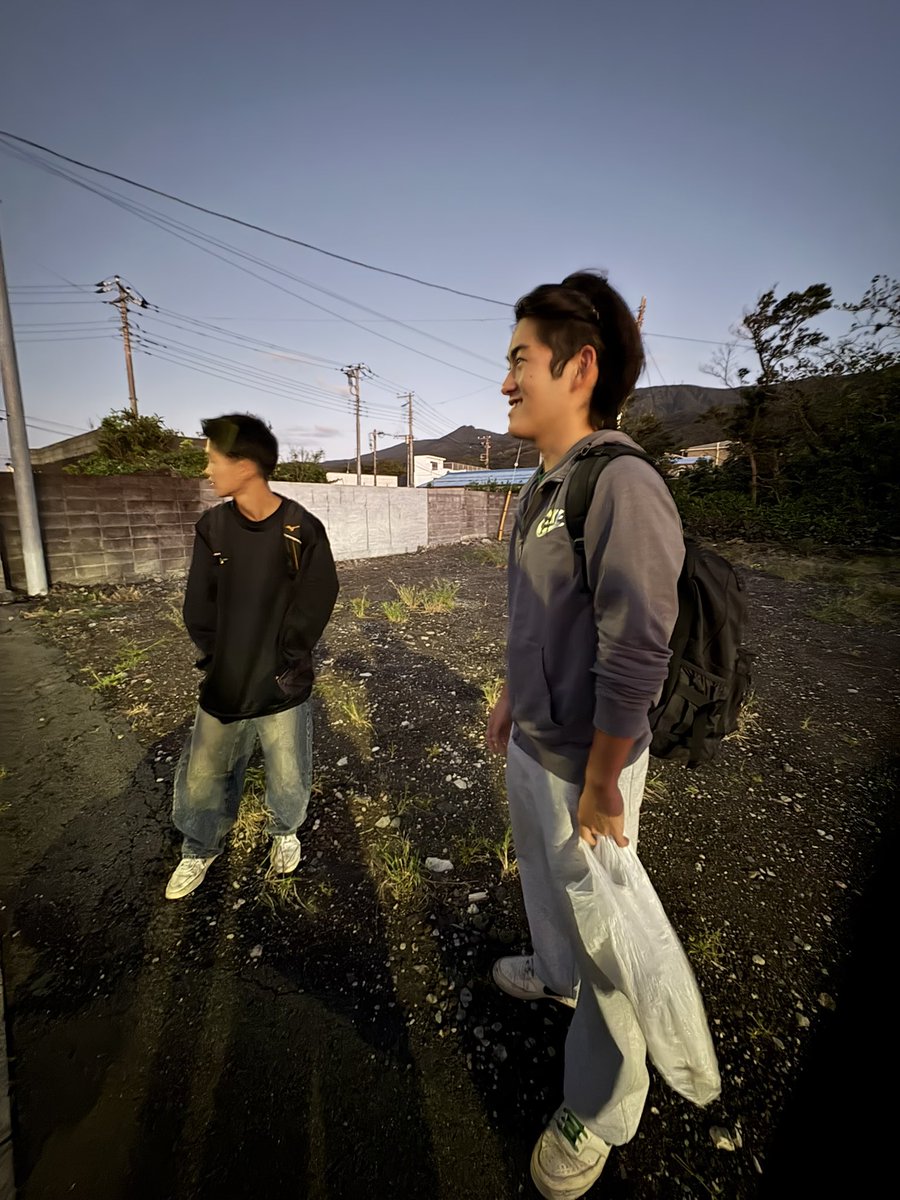 fujima_training's tweet photo. #八丈島　
#八丈島の現状 #ゴミ拾い
#八丈高校
10/8木　岩崎百川小澤川上安藤浅沼
今日は学校終わりに集団下校しました🙂
小学校を思い出すと友達が言ってました
小学校から成長した所はゴミ袋を片手に
拾うか拾わないかの違いですかね😁
今週も明日でラスト頑張ろう！ https://t.co/JP6SFbsoNT