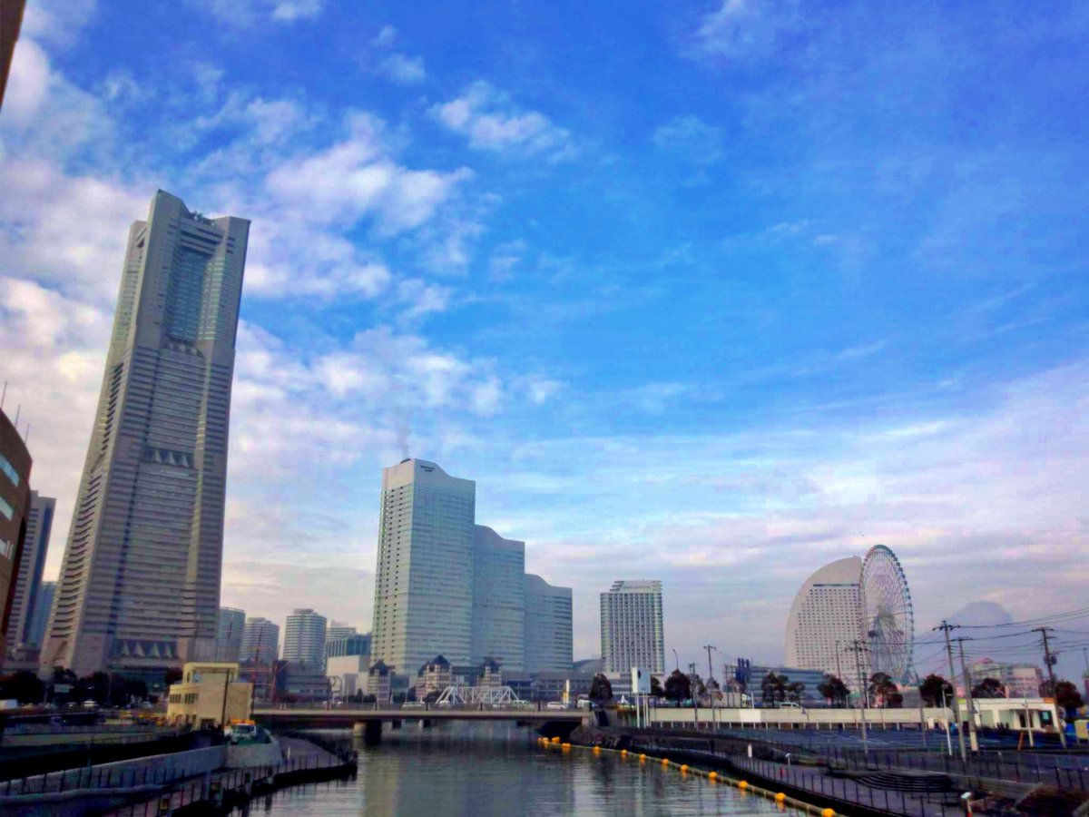 tokyocityscape's tweet photo. 場所は変わり、今から14年前、2012年の横浜。冬晴れの中、まだ高層ビルに囲まれる前のランドマークタワーと横浜の空を眺める。みなとみらい地区もみなとみらい線もまだまだ新しいモノだった時代。 https://t.co/1LfaccRYGd