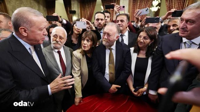 Leninci1917's tweet photo. O zihniyetin önünde el pençe durdunuz siz yüzsüzler! Düğün evinin tefçileri ölü evinin yasçıları! https://t.co/U4fq3fNqfZ