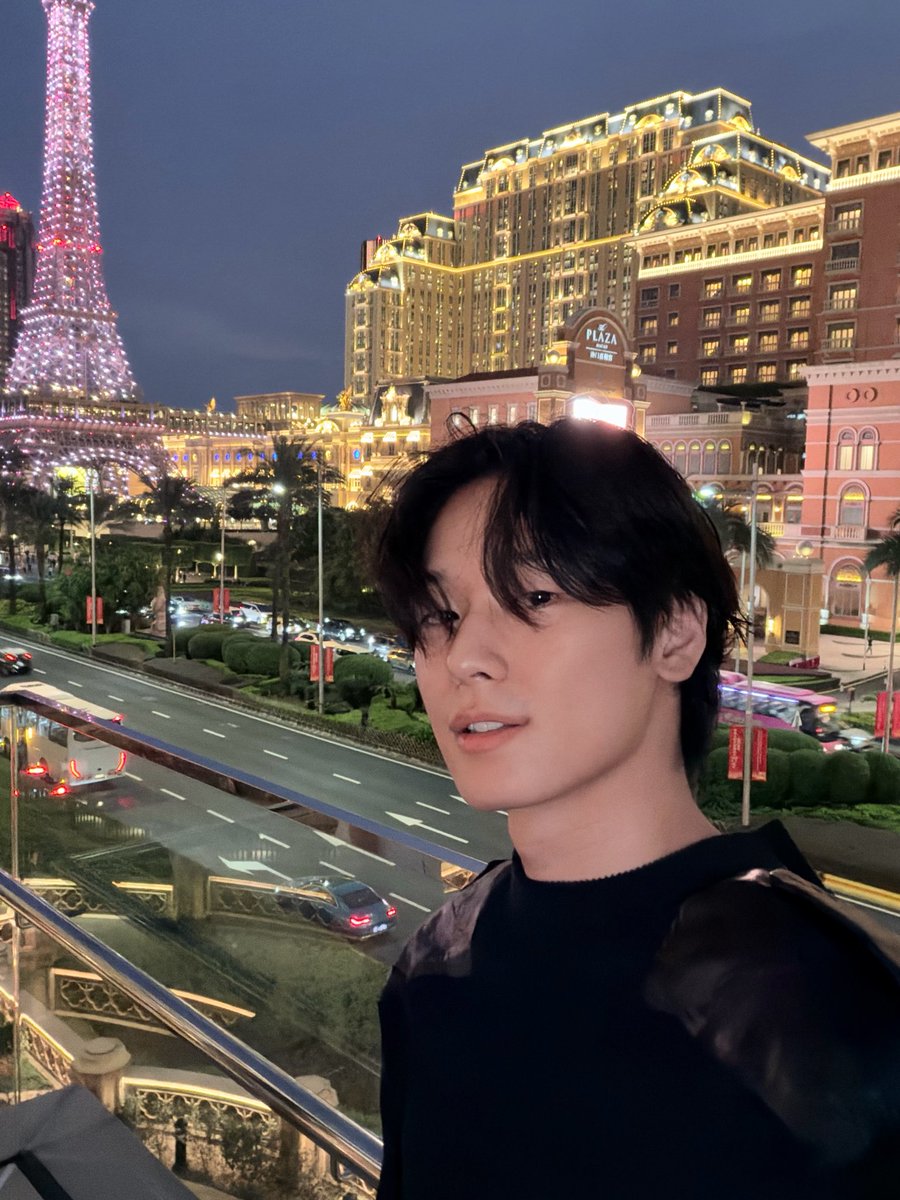 dailyljy's tweet photo. 261008 🐱💬 [7:43pm kst]

juyeon sent photos from macau

🐱 i woke up and went straight to see the eiffel tower
🐱 got drawn to it..ㅎ https://t.co/j5ZMZ0XIrX
