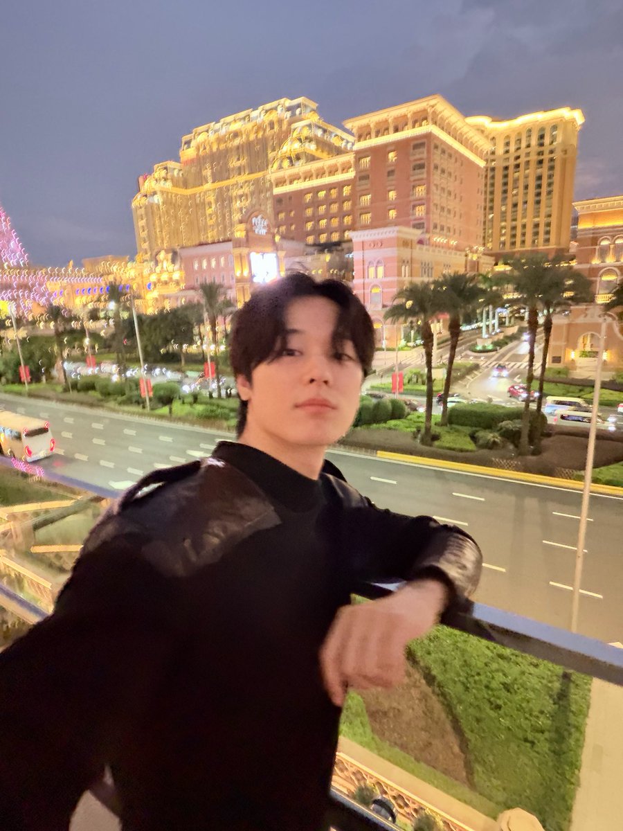 dailyljy's tweet photo. 261008 🐱💬 [7:43pm kst]

juyeon sent photos from macau

🐱 i woke up and went straight to see the eiffel tower
🐱 got drawn to it..ㅎ https://t.co/j5ZMZ0XIrX