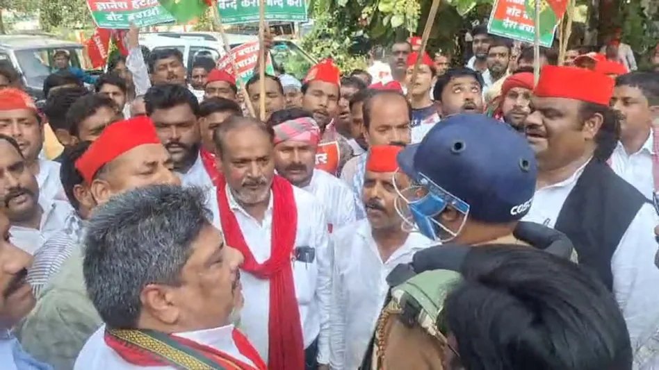 aajtak's tweet photo. अखिलेश यादव के संसदीय क्षेत्र कन्नौज में समाजवादी पार्टी ने मुख्य चुनाव आयुक्त के खिलाफ मोर्चा खोल दिया. जिलेभर से जुटे सपा नेताओं और कार्यकर्ताओं ने पार्टी कार्यालय से कलेक्ट्रेट तक विरोध मार्च निकाला.

पूरी खबर https://t.co/XBPsLeRzgP 

#AkhileshYadav #Kannauj #SamajwadiParty #SP
