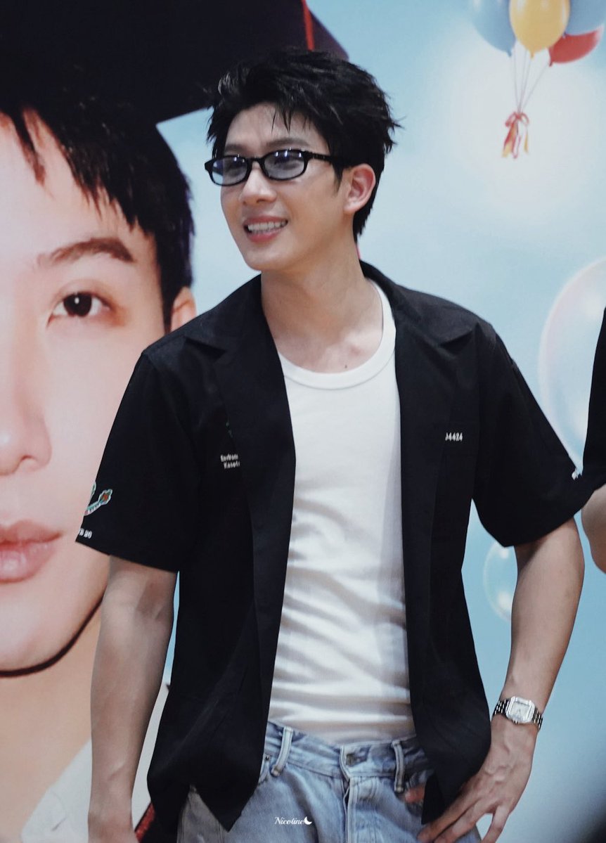 ur_aveery's tweet photo. KHAOTUNG JOP LAEW JAA 
#KhaotungHappyGraduation

he promised his fan he’d find and wear it, and he actually kept his promise. ohhh my sweet boy 😭🫳🏻

🍊: p’tung kha, on graduation day, can you bring your workshop jacket (engineering uniform shirt) with you?
🐈: my workshop jacket?
🍊: i want to see p’tung wear it at least once
🐈: let me go back and look for it first. i’m not sure if i still have it
🍊: okay, don’t forget to bring it, okay? promise?
🐈: okay, okay. i’ll go look for it. if i find it, i’ll wear it. but it’s a little small, though