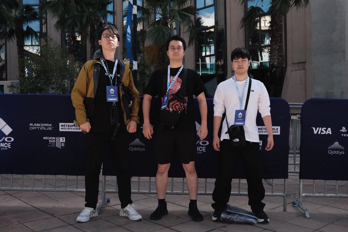 Sycom_eSports's tweet photo. 【 EVO France 2026 Day1 🇫🇷】
おらりん、ピーポーくんと松五郎!
3人でバッジも受け取り準備完了!
今日はひたすら練習大祭り
いよいよよ明日から本番です🔥
📅おらりん選手 初戦(Pool C182)
2026/10/9(金) 21:00~ JST
(現地時間:10/9(金) 14:00~)
📅ピーポーくん選手 初戦(Pool D185)
2026/10/9(金) 23:00~ JST
(現地時間:10/9(金) 16:00~)
詳細、公式配信などはリプから👀
応援よろしくお願いします🇫🇷🇫🇷🇫🇷
#EVOFrance #SYCWIN
