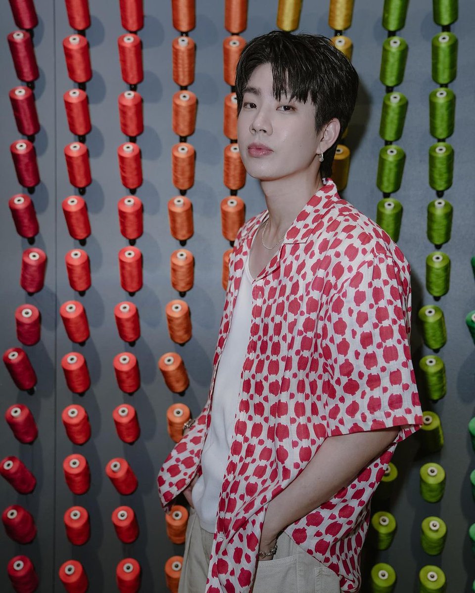 SKY_OFFYOU's tweet photo. พี่ออฟกับจิม ทอมสัน รอบก่อน รอลุควันนี้แล้ว

OFF WITH JIM THOMPSON
#JimThompsonxBillBensley 
#JimThompson
#BillBensley #Wild #BeyondSilk https://t.co/uaQq8iFtby