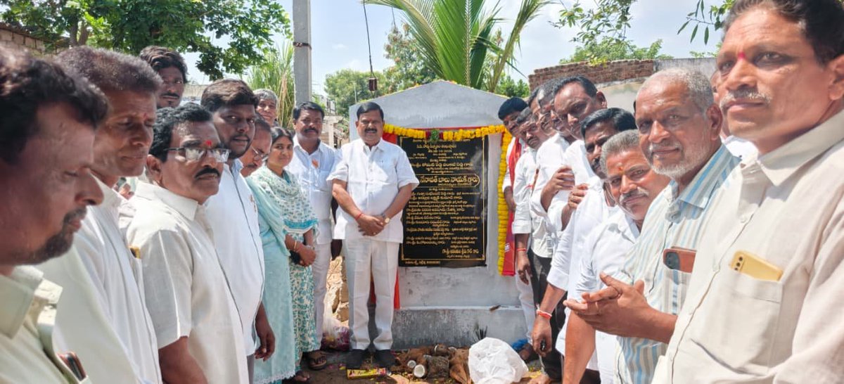 balunaik_MLA's tweet photo. *మహిళా సాధికారతకు ప్రభుత్వం పెద్దపీట*

*గోడుకొండ్ల, వి.టి.నగర్‌లో మహిళా సమాఖ్య భవనాలకు శంకుస్థాపన*

*గొల్లపల్లిలో సీసీ రోడ్డు పనులకు శ్రీకారం*

*ధైర్యపురి తండాలో రూ.10 లక్షలతో నిర్మించిన మహిళా సంఘ భవనం ప్రారంభం*

*గ్రామాల అభివృద్ధికి ప్రభుత్వ నిధులను సద్వినియోగం చేస్తున్నాం: ఎమ్మెల్యే బాలునాయక్*

*చింతపల్లి:* గ్రామీణ ప్రాంతాల అభివృద్ధితో పాటు మహిళా సంఘాలను బలోపేతం చేయడమే కాంగ్రెస్ ప్రభుత్వ లక్ష్యమని దేవరకొండ ఎమ్మెల్యే *నేనావత్ బాలు నాయక్* అన్నారు. ప్రభుత్వ నిధులతో గ్రామాల్లో మహిళా సమాఖ్య భవనాలు, సీసీ రోడ్లు వంటి మౌలిక వసతుల కల్పనకు ప్రాధాన్యం ఇస్తున్నామని తెలిపారు.

చింతపల్లి మండలంలో గురువారం ఎమ్మెల్యే బాలునాయక్ విస్తృతంగా పర్యటించారు. పలు అభివృద్ధి పనులకు శంకుస్థాపనలు, ప్రారంభోత్సవాలు నిర్వహించారు.

*గోడుకొండ్లలో మహిళా సమాఖ్య భవనానికి శంకుస్థాపన*

చింతపల్లి మండలం *గోడుకొండ్ల గ్రామంలో VBGRAMG నిధుల నుంచి రూ.10 లక్షలతో* నిర్మించనున్న మహిళా సమాఖ్య సంఘం భవన నిర్మాణానికి ఎమ్మెల్యే బాలు నాయక్ శంకుస్థాపన చేశారు.

ఈ సందర్భంగా ఎమ్మెల్యే మాట్లాడుతూ.. మహిళా సంఘాలకు సొంత భవనం ఉండటం వల్ల సమావేశాలు, శిక్షణ కార్యక్రమాలు, పొదుపు సంఘాల కార్యకలాపాలను సౌకర్యవంతంగా నిర్వహించుకోవచ్చన్నారు. మహిళలు ఆర్థికంగా స్వావలంబులు కావడానికి ప్రభుత్వం స్వయం సహాయక సంఘాలను ప్రోత్సహిస్తోందని తెలిపారు.

మహిళా సంఘాలు కేవలం పొదుపు కార్యక్రమాలకే పరిమితం కాకుండా వివిధ జీవనోపాధి కార్యక్రమాల ద్వారా ఆదాయాన్ని పెంచుకునేలా ప్రభుత్వం సహకరిస్తోందన్నారు. గ్రామాల్లో మహిళా సంఘాలకు అవసరమైన మౌలిక వసతులు కల్పించడంలో భాగంగానే మహిళా సమాఖ్య భవనాల నిర్మాణానికి నిధులు మంజూరు చేస్తున్నామని చెప్పారు.

*వి.టి.నగర్‌లోనూ మహిళా సమాఖ్య భవనానికి శ్రీకారం*

అనంతరం అదే గ్రామ పరిధిలోని *వి.టి.నగర్‌లో మహిళా సమాఖ్య సంఘం భవన నిర్మాణానికి* ఎమ్మెల్యే బాలు నాయక్ శంకుస్థాపన చేశారు.

మహిళలు తమ సంఘ కార్యకలాపాలను సమర్థవంతంగా నిర్వహించుకునేందుకు ఇలాంటి భవనాలు ఎంతో ఉపయోగపడతాయని ఎమ్మెల్యే తెలిపారు. గ్రామీణ మహిళల ఆర్థిక పురోగతికి ప్రభుత్వం అన్ని విధాలుగా సహకరిస్తోందని అన్నారు.

*గొల్లపల్లిలో సీసీ రోడ్డు పనులకు శంకుస్థాపన*

అనంతరం చింతపల్లి మండలం *గొల్లపల్లి గ్రామంలో VBGRAMG మరియు ఎస్సీ సబ్‌ప్లాన్ నిధులతో* నూతనంగా నిర్మించనున్న సీసీ రోడ్డు నిర్మాణ పనులకు ఎమ్మెల్యే బాలు నాయక్ శంకుస్థాపన చేశారు.

ఈ సందర్భంగా ఆయన మాట్లాడుతూ.. గ్రామాల్లో రోడ్ల అభివృద్ధి ప్రజల రోజువారీ జీవనానికి ఎంతో కీలకమన్నారు. ప్రజలు, రైతులు, విద్యార్థులు, వాహనదారులు సురక్షితంగా రాకపోకలు సాగించేందుకు మెరుగైన రహదారి సౌకర్యాలు అవసరమని తెలిపారు.

*ఎస్సీ సబ్‌ప్లాన్ నిధులను అర్హత ఉన్న ప్రాంతాల్లో అభివృద్ధి పనులకు వినియోగిస్తూ*, అన్ని వర్గాల ప్రజలకు మౌలిక వసతులు అందేలా ప్రభుత్వం చర్యలు తీసుకుంటోందన్నారు. గ్రామాల్లో మిగిలిన మౌలిక వసతుల సమస్యలను కూడా దశలవారీగా పరిష్కరించేందుకు కృషి చేస్తామని ఎమ్మెల్యే తెలిపారు.

*ధైర్యపురి తండాలో మహిళా సంఘ భవనం ప్రారంభం*

అనంతరం *ధైర్యపురి తండాలో VBGRAMG నిధులు రూ.10 లక్షలతో నిర్మించిన గ్రామ మహిళా సంఘ భవనాన్ని* ఎమ్మెల్యే బాలు నాయక్ ప్రారంభించారు.

ఈ సందర్భంగా ఎమ్మెల్యే మాట్లాడుతూ.. ప్రభుత్వం మంజూరు చేస్తున్న నిధులను గ్రామాల అవసరాలకు అనుగుణంగా వినియోగించి అభివృద్ధి పనులు చేపడుతున్నామని తెలిపారు. మహిళా సంఘాల బలోపేతం ద్వారా గ్రామీణ మహిళలకు ఆర్థిక అవకాశాలు పెరుగుతాయని అన్నారు.

మహిళలు పొదుపు, రుణాలు, చిన్న తరహా వ్యాపారాలు, స్వయం ఉపాధి కార్యక్రమాల ద్వారా ఆర్థికంగా ఎదగాలని, ఇందుకు ప్రభుత్వం అవసరమైన సహకారం అందిస్తుందని ఎమ్మెల్యే పేర్కొన్నారు. మహిళా సంఘాల భవనాలు అందుబాటులోకి రావడంతో సమావేశాలు, శిక్షణలు, సంఘ కార్యకలాపాలను మరింత సమర్థవంతంగా నిర్వహించుకునే అవకాశం కలుగుతుందని తెలిపారు.

*గ్రామాల అభివృద్ధి, మహిళల సంక్షేమం, పేదల ఆర్థిక పురోగతే కాంగ్రెస్ ప్రభుత్వ ప్రాధాన్యతలని* ఎమ్మెల్యే బాలు నాయక్ అన్నారు. ప్రజలకు అవసరమైన మౌలిక వసతులను కల్పిస్తూ, ప్రభుత్వ సంక్షేమ పథకాలను అర్హులైన ప్రతి కుటుంబానికి అందేలా కృషి చేస్తామని స్పష్టం చేశారు.