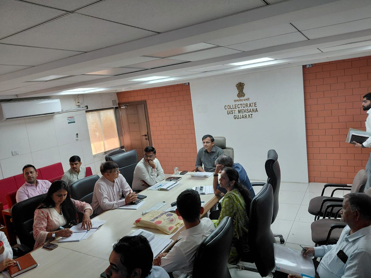 CDHOMeh's tweet photo. માન.કલેક્ટર સાહેબશ્રીના અધ્યક્ષતામાં સ્ટેટ રિવ્યુ મિશન (#SRM) અંતર્ગત સ્ટેટ હે���્થ ટીમની મુલાકાત બાદ ડીબ્રીફીંગ મીટિંગ યોજાઈ. 
આરોગ્ય સેવાઓની સમીક્ષા અને ગુણવત્તા સુધારણા અંગે જરૂરી ચર્ચા કરવામાં આવી.
#StateHealthTeam #HealthReview #HealthServices #GujaratHealth #PublicHealth https://t.co/GD2iZMLATF