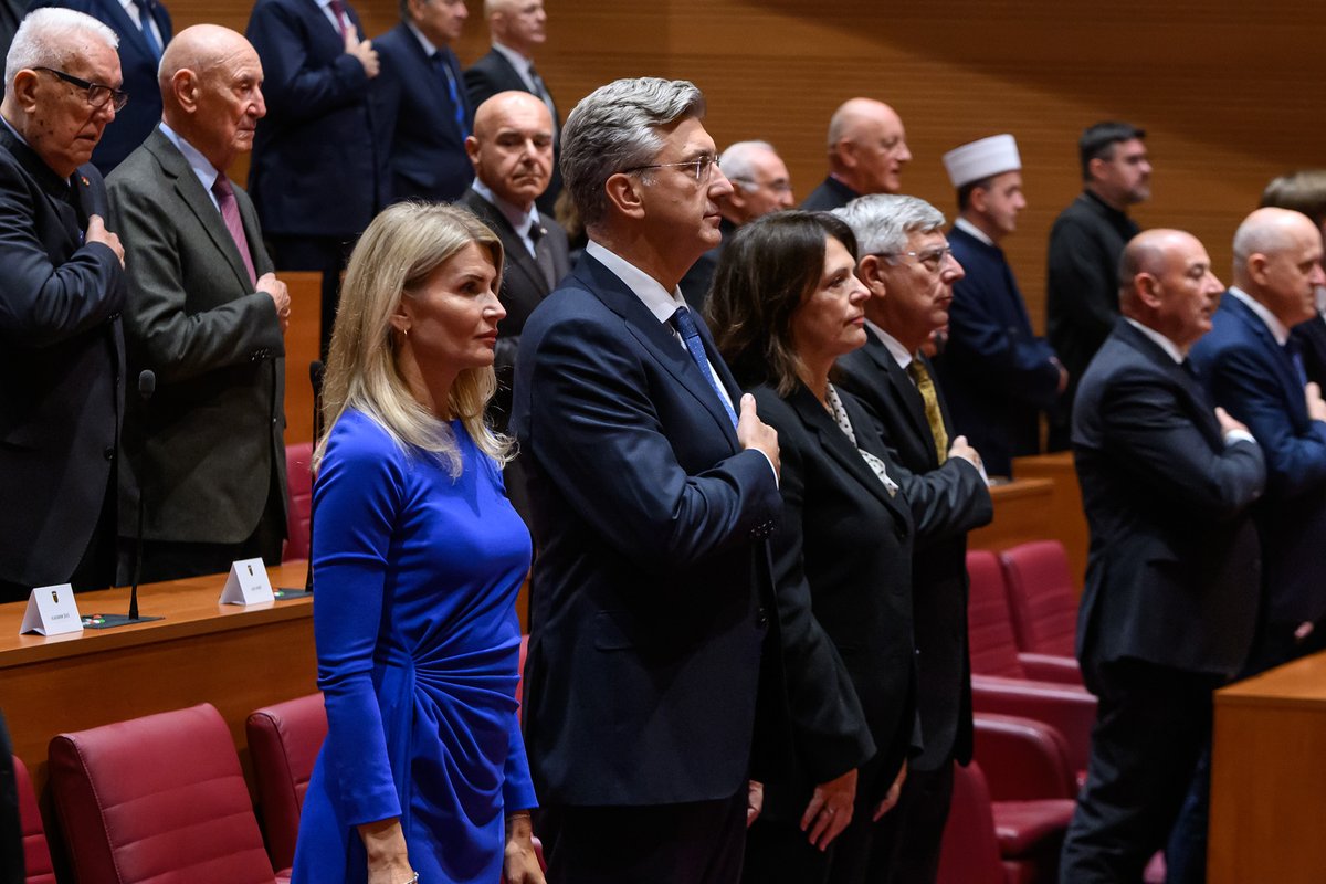 AndrejPlenkovic's tweet photo. Danas smo sudjelovali na svečanoj sjednici Hrvatskog sabora u povodu njegova Dana. S ponosom se prisjećamo povijesne odluke Hrvatskog sabora od 8. listopada 1991., kojom su raskinute sve državnopravne veze Republike Hrvatske s bivšom SFRJ. Bio je to jedan od ključnih političkih i pravnih koraka prema ostvarenju hrvatske slobode, suverenosti i neovisnosti.

Trajno smo zahvalni tadašnjem hrvatskom državnom vodstvu na čelu s prvim hrvatskim predsjednikom dr. Franjom Tuđmanom, a osobito hrvatskim braniteljima i svima koji su položili svoje živote za slobodu i neovisnost Hrvatske.

Hrvatska je u više od tri desetljeća svoje samostalnosti prošla težak i zahtjevan put – od obrane od velikosrpske agresije Miloševićeva režima, preko međunarodnog priznanja, izgradnje demokratskih institucija, poratne obnove i gospodarskog razvoja, do članstva u NATO-u i Europskoj uniji.

Ponosni na povijesna postignuća 🇭🇷 naroda i suvremene hrvatske države, nastavit ćemo voditi odgovornu politiku, podizati životni standard hrvatskih građana, jačati gospodarstvo i odlučno zastupati nacionalne interese u Europi i svijetu.

Svim hrvatskim građankama i građanima, kao i zastupnicama i zastupnicima u Hrvatskom saboru, od srca čestitam Dan Hrvatskog sabora!