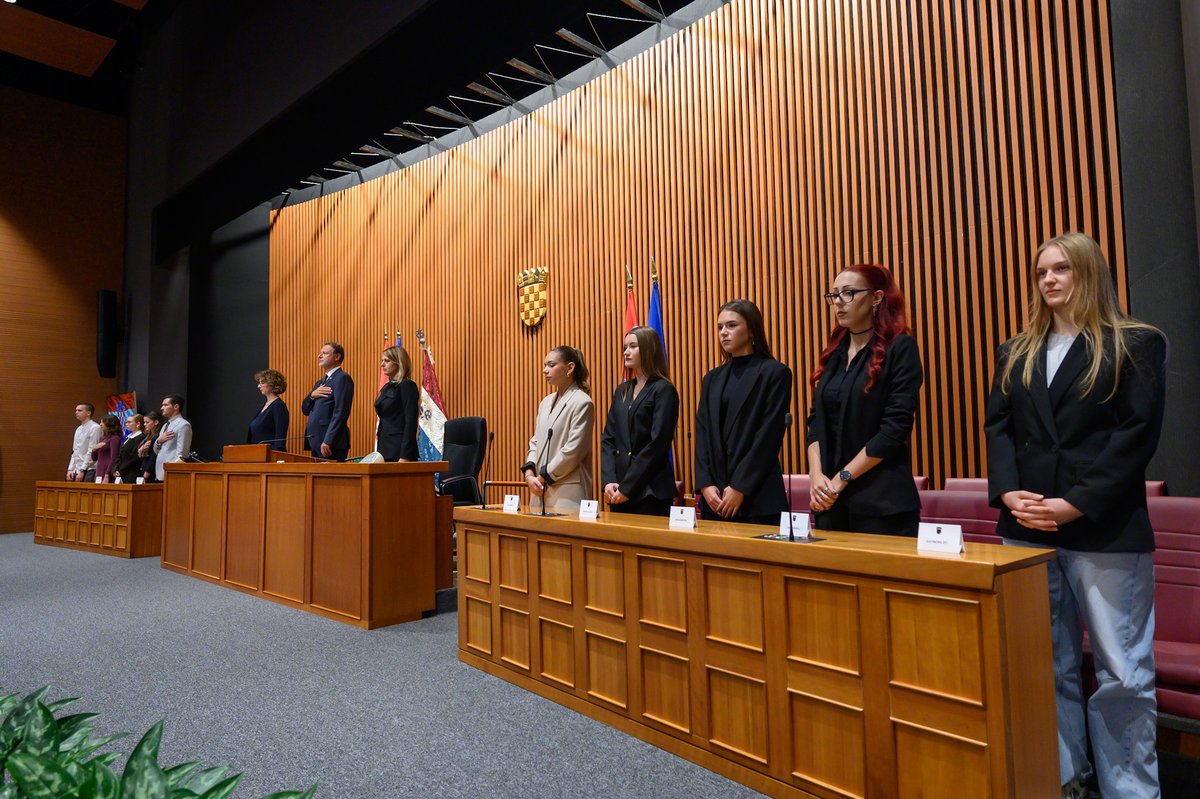 AndrejPlenkovic's tweet photo. Danas smo sudjelovali na svečanoj sjednici Hrvatskog sabora u povodu njegova Dana. S ponosom se prisjećamo povijesne odluke Hrvatskog sabora od 8. listopada 1991., kojom su raskinute sve državnopravne veze Republike Hrvatske s bivšom SFRJ. Bio je to jedan od ključnih političkih i pravnih koraka prema ostvarenju hrvatske slobode, suverenosti i neovisnosti.

Trajno smo zahvalni tadašnjem hrvatskom državnom vodstvu na čelu s prvim hrvatskim predsjednikom dr. Franjom Tuđmanom, a osobito hrvatskim braniteljima i svima koji su položili svoje živote za slobodu i neovisnost Hrvatske.

Hrvatska je u više od tri desetljeća svoje samostalnosti prošla težak i zahtjevan put – od obrane od velikosrpske agresije Miloševićeva režima, preko međunarodnog priznanja, izgradnje demokratskih institucija, poratne obnove i gospodarskog razvoja, do članstva u NATO-u i Europskoj uniji.

Ponosni na povijesna postignuća 🇭🇷 naroda i suvremene hrvatske države, nastavit ćemo voditi odgovornu politiku, podizati životni standard hrvatskih građana, jačati gospodarstvo i odlučno zastupati nacionalne interese u Europi i svijetu.

Svim hrvatskim građankama i građanima, kao i zastupnicama i zastupnicima u Hrvatskom saboru, od srca čestitam Dan Hrvatskog sabora!