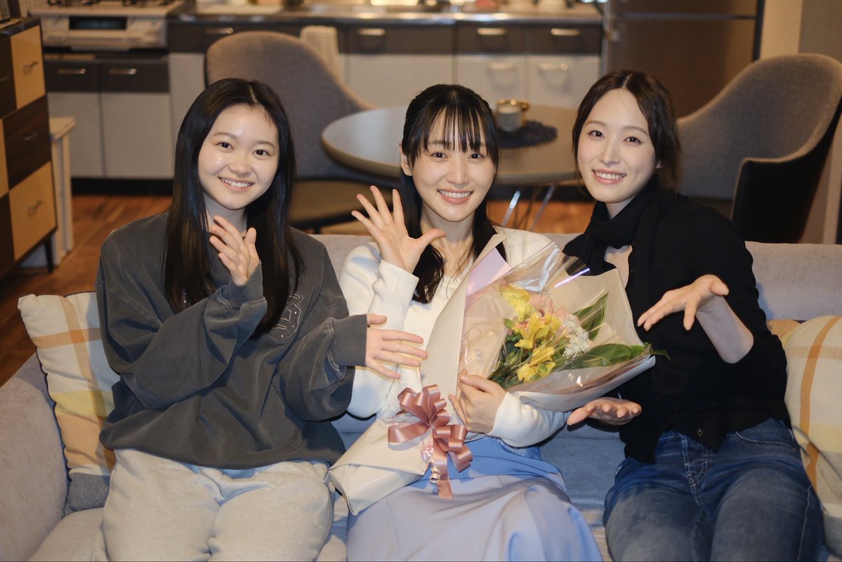 sugaiyuuka1129's tweet photo. DMM TVにて独占配信中の
『幸せカナコの殺し屋生活２』🔫

全話配信がスタートしました🐰

クランクアップの時、
素敵な花束をいただき
ナナ役の髙橋ひかるさんとユイ役の鈴川紗由さんと撮っていただきました💐

全5話、ぜひご覧ください‼︎

#カナコロ https://t.co/vTeXLay4c2